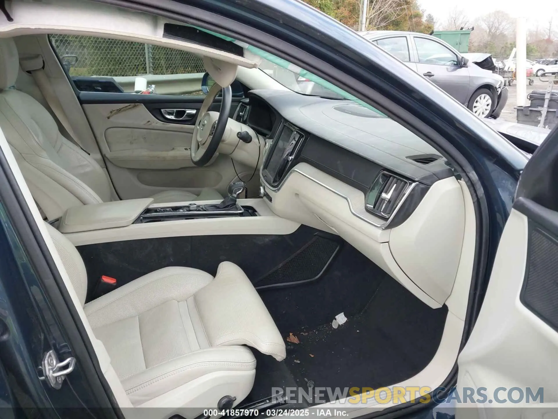 5 Photograph of a damaged car YV1A22SL7K2325537 VOLVO V60 2019