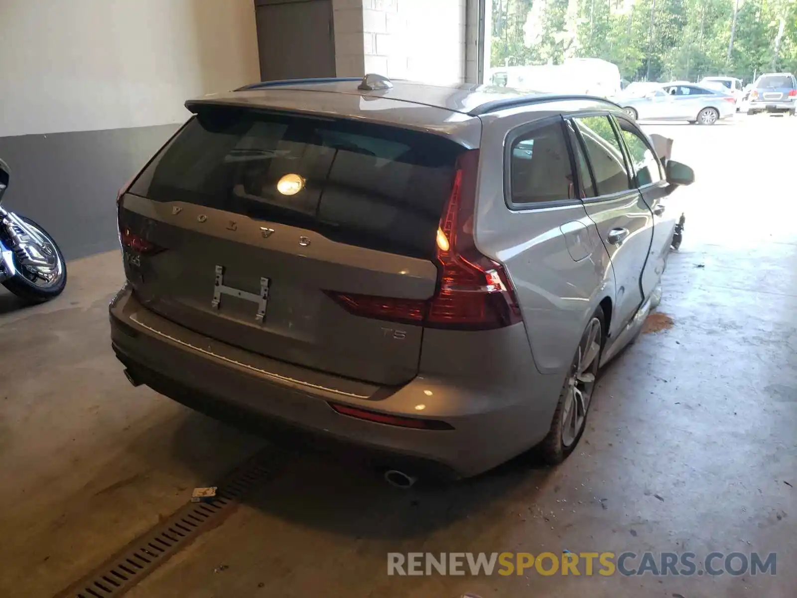 4 Photograph of a damaged car YV1102EK1L2385145 VOLVO V60 2020