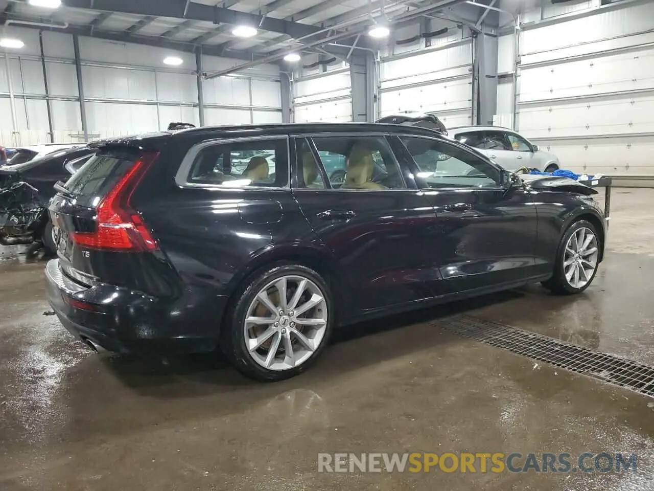 3 Photograph of a damaged car YV1102EK2L2361873 VOLVO V60 2020