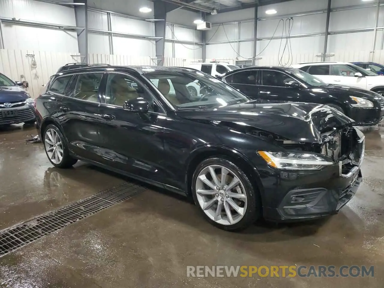 4 Photograph of a damaged car YV1102EK2L2361873 VOLVO V60 2020