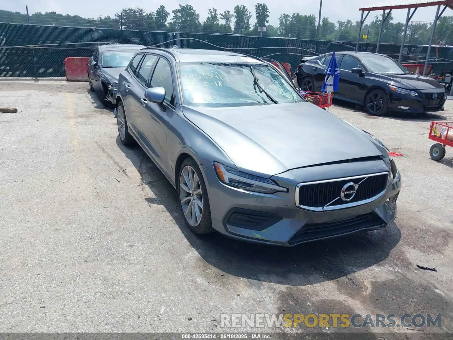 1 Photograph of a damaged car YV1102EK3L2382229 VOLVO V60 2020