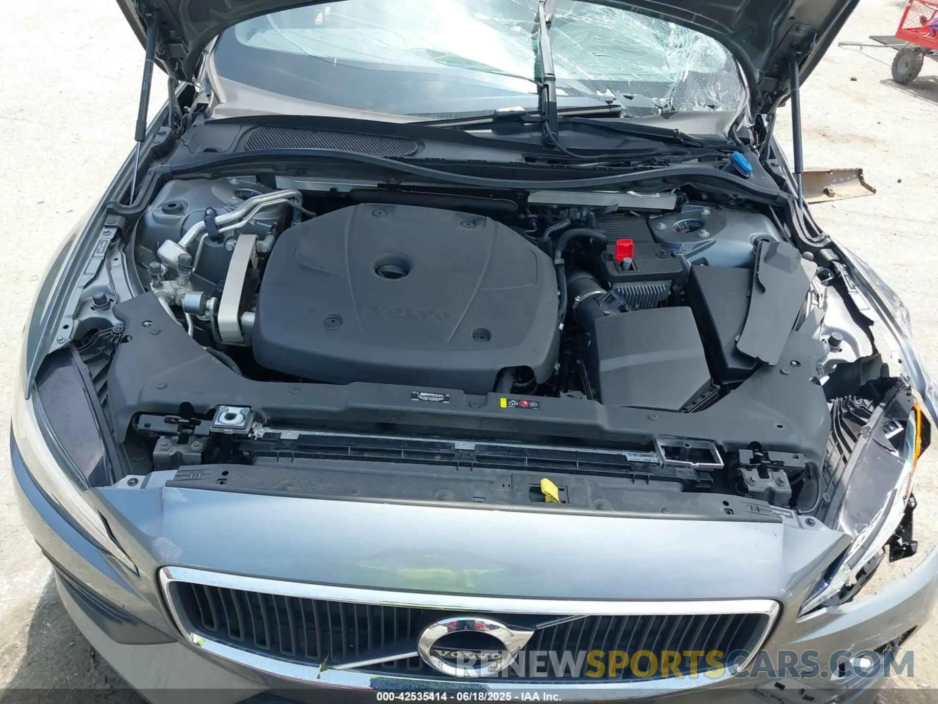 10 Photograph of a damaged car YV1102EK3L2382229 VOLVO V60 2020