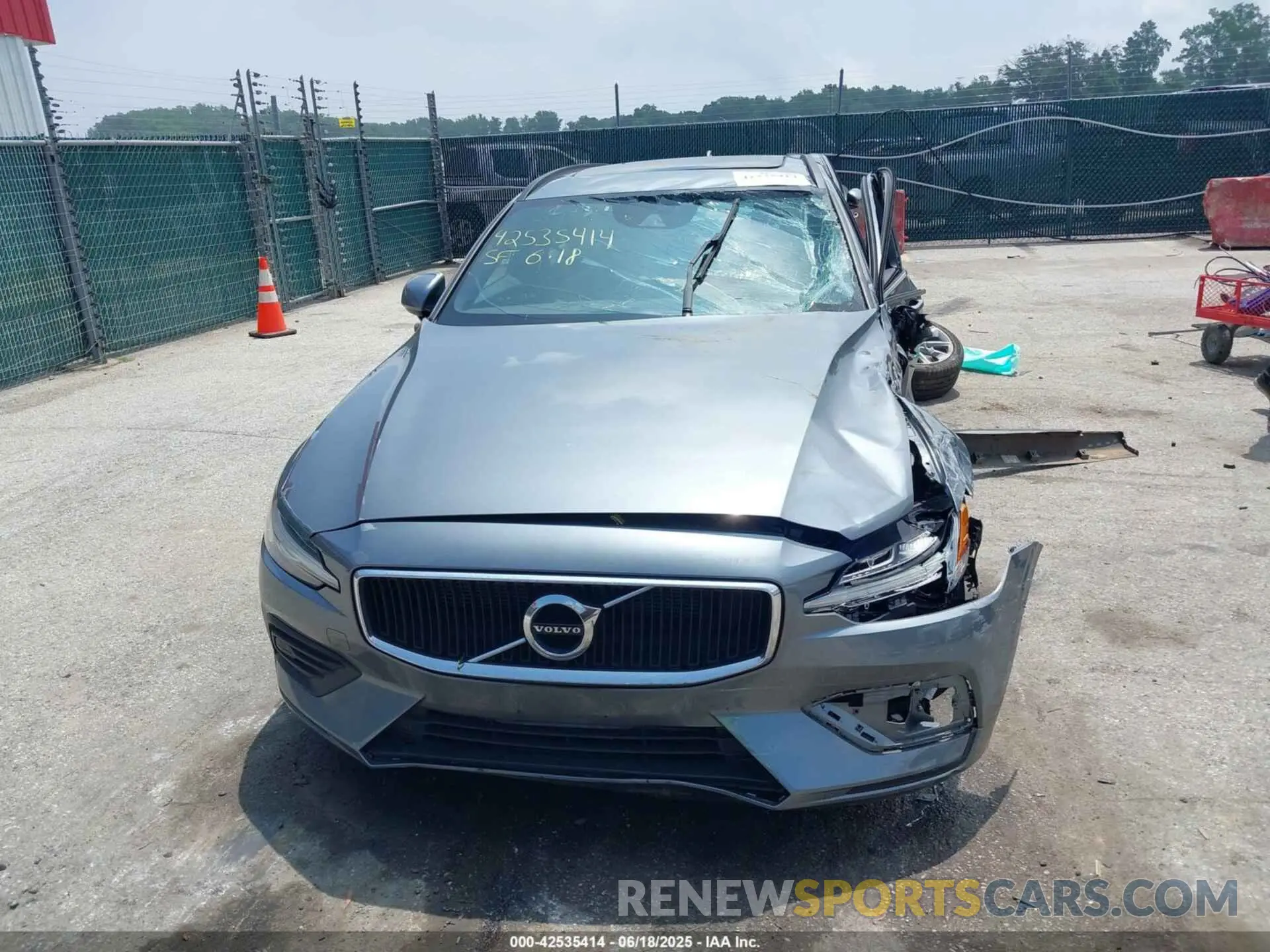 13 Photograph of a damaged car YV1102EK3L2382229 VOLVO V60 2020