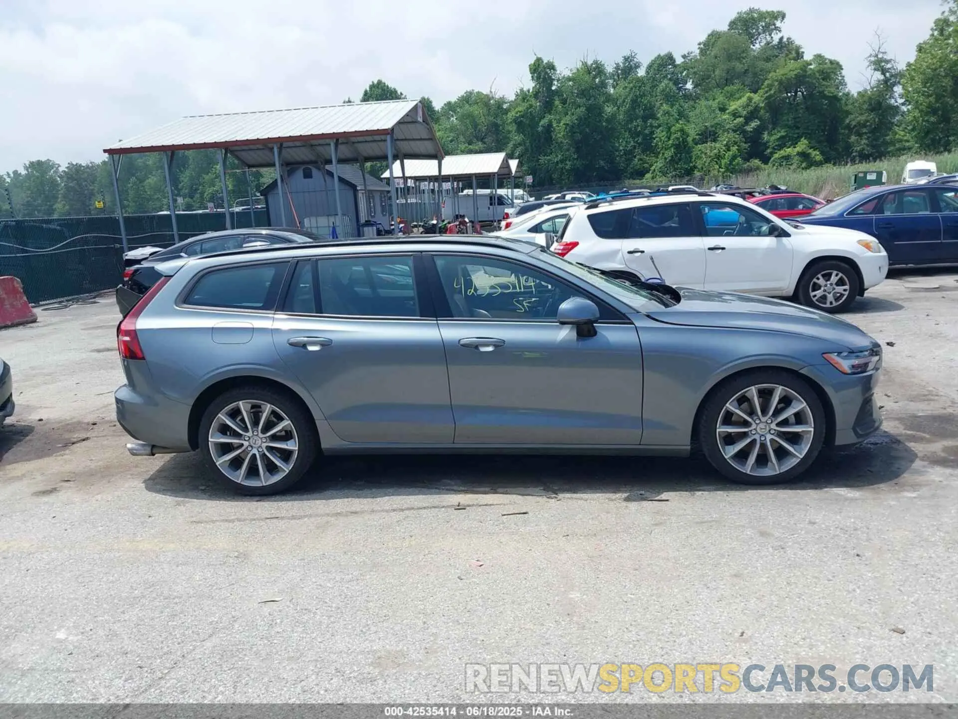14 Photograph of a damaged car YV1102EK3L2382229 VOLVO V60 2020
