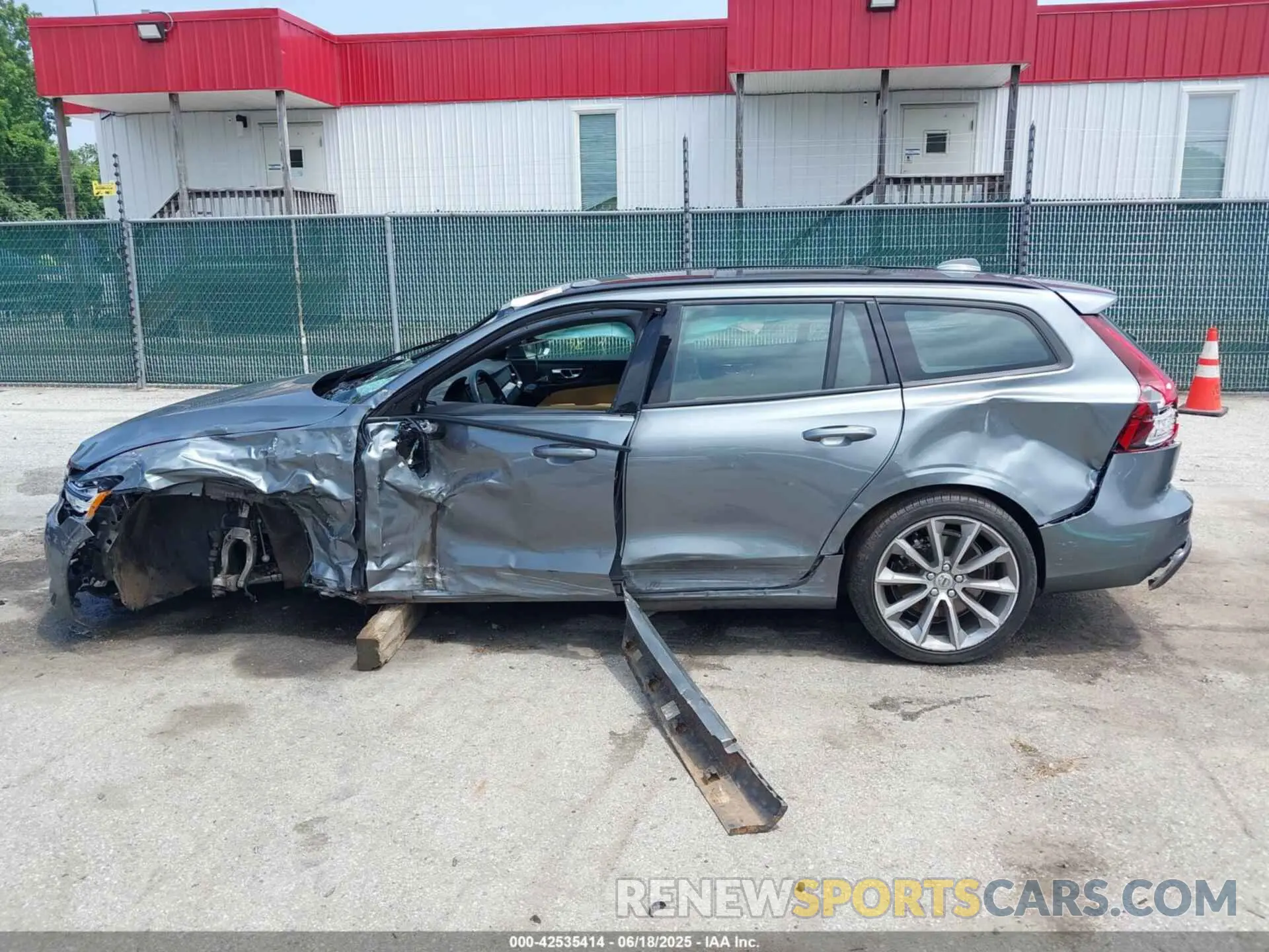 15 Photograph of a damaged car YV1102EK3L2382229 VOLVO V60 2020