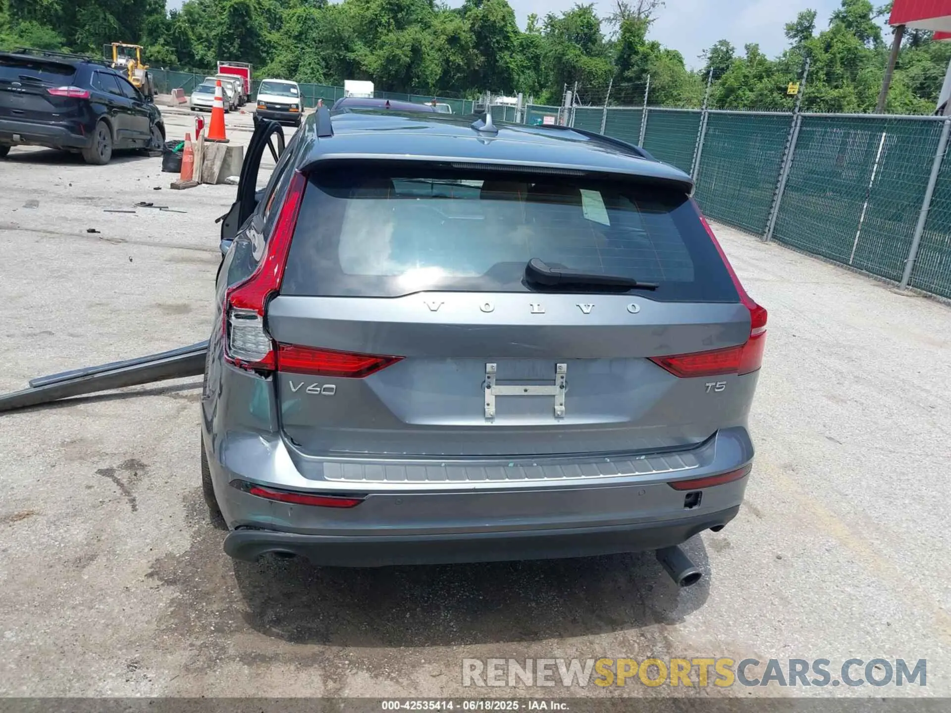 17 Photograph of a damaged car YV1102EK3L2382229 VOLVO V60 2020