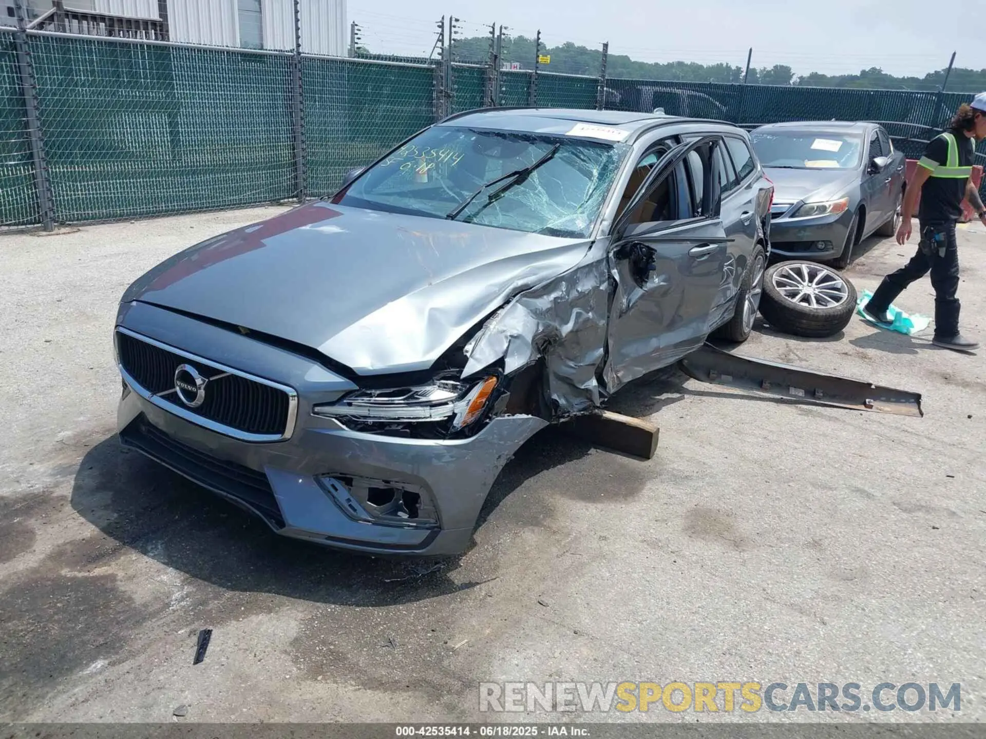 2 Photograph of a damaged car YV1102EK3L2382229 VOLVO V60 2020