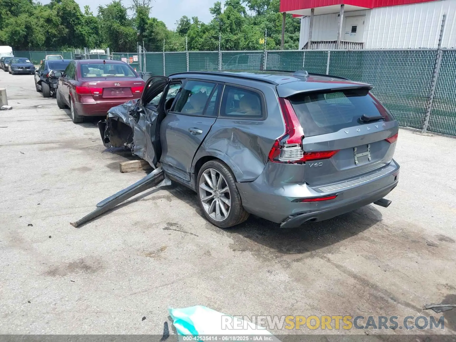 3 Photograph of a damaged car YV1102EK3L2382229 VOLVO V60 2020