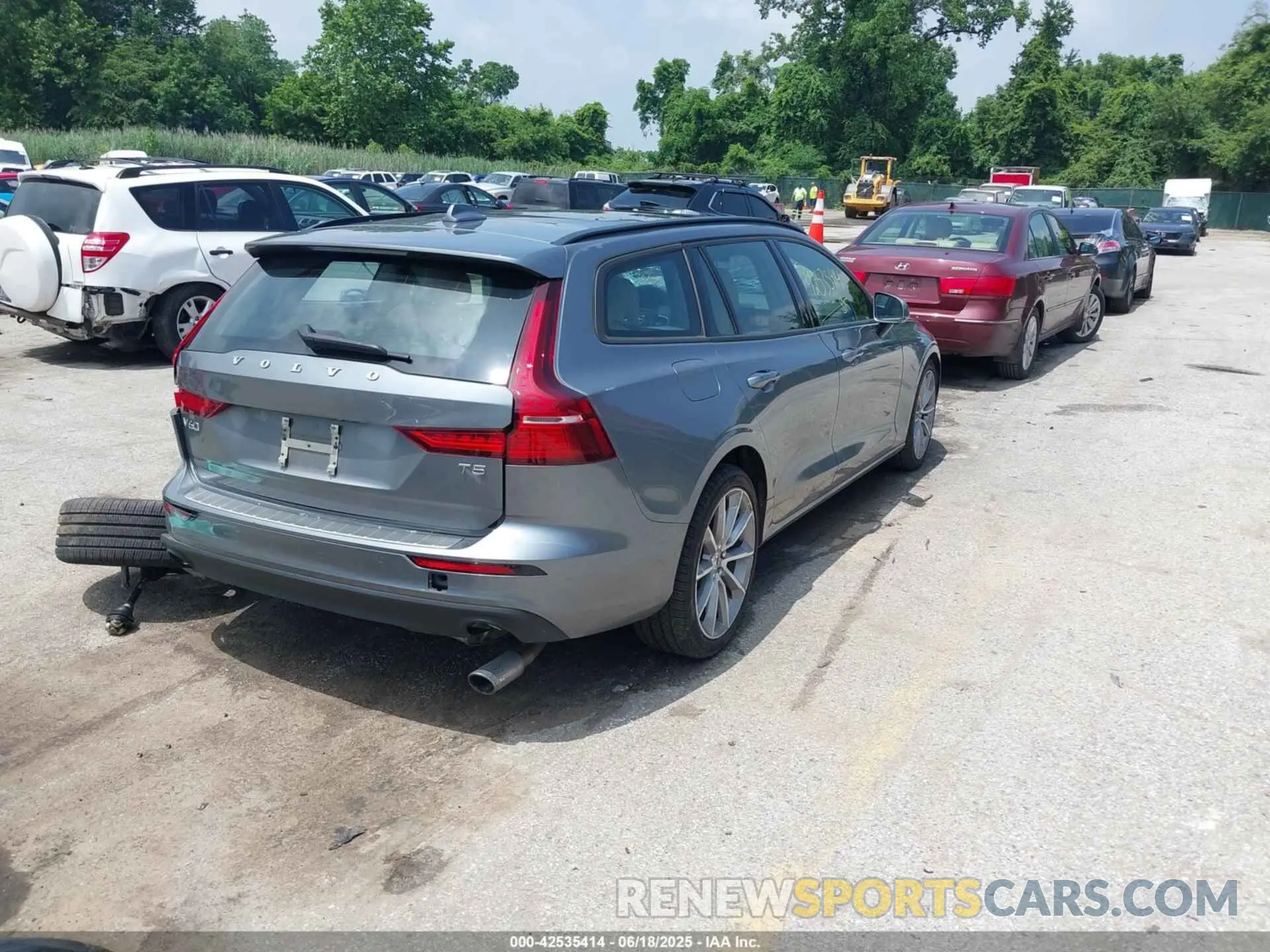 4 Photograph of a damaged car YV1102EK3L2382229 VOLVO V60 2020