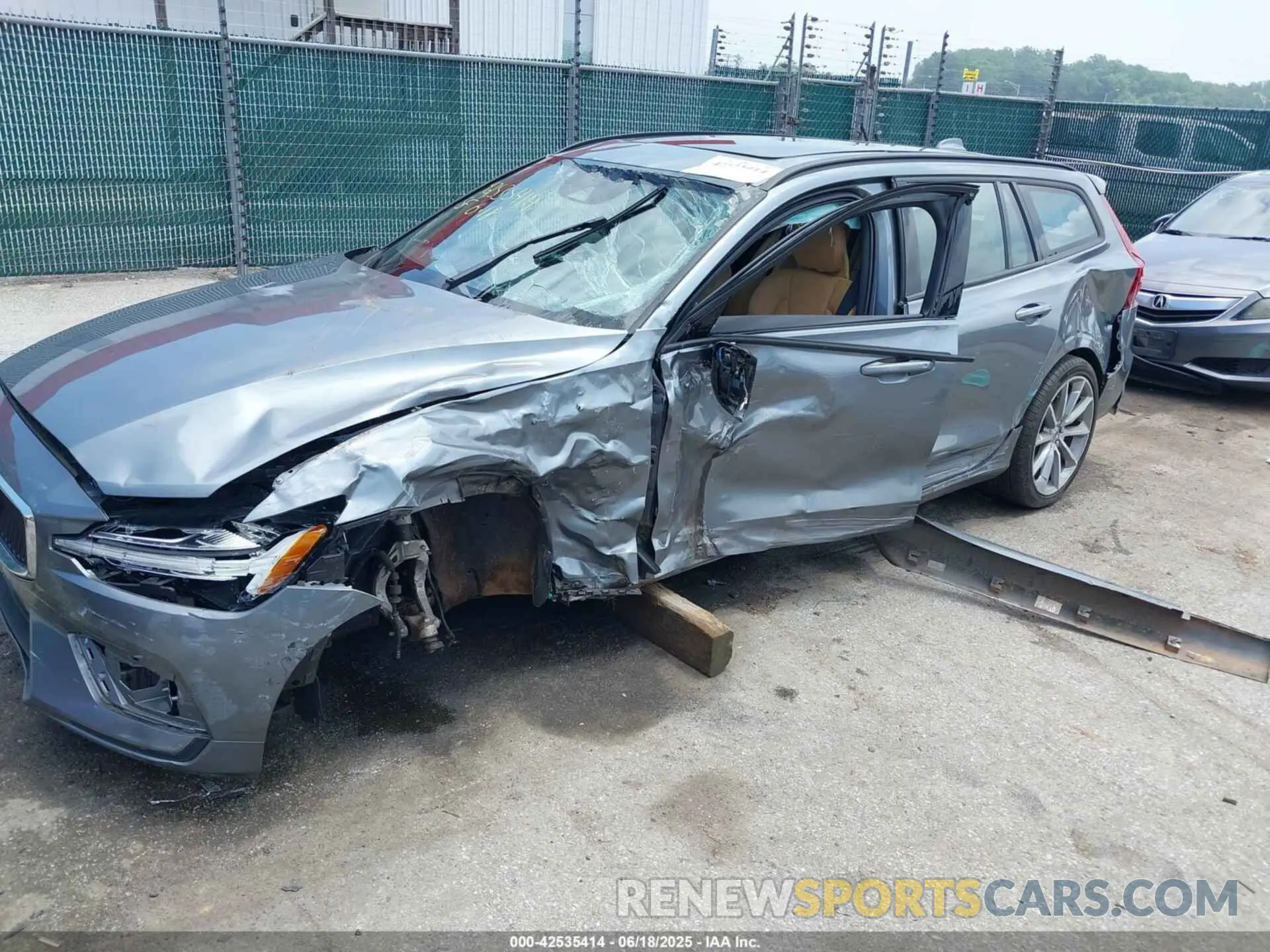 6 Photograph of a damaged car YV1102EK3L2382229 VOLVO V60 2020