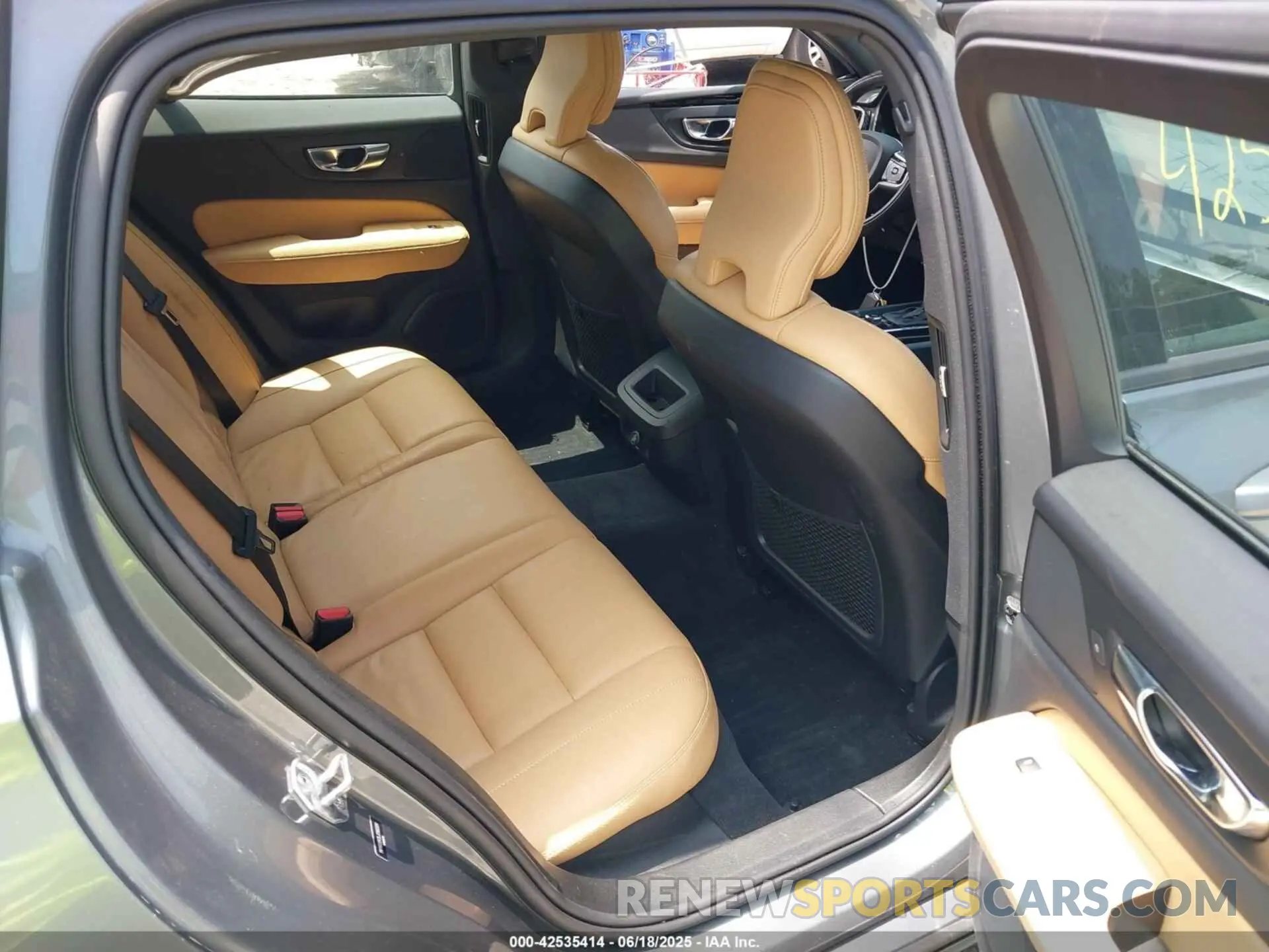 8 Photograph of a damaged car YV1102EK3L2382229 VOLVO V60 2020