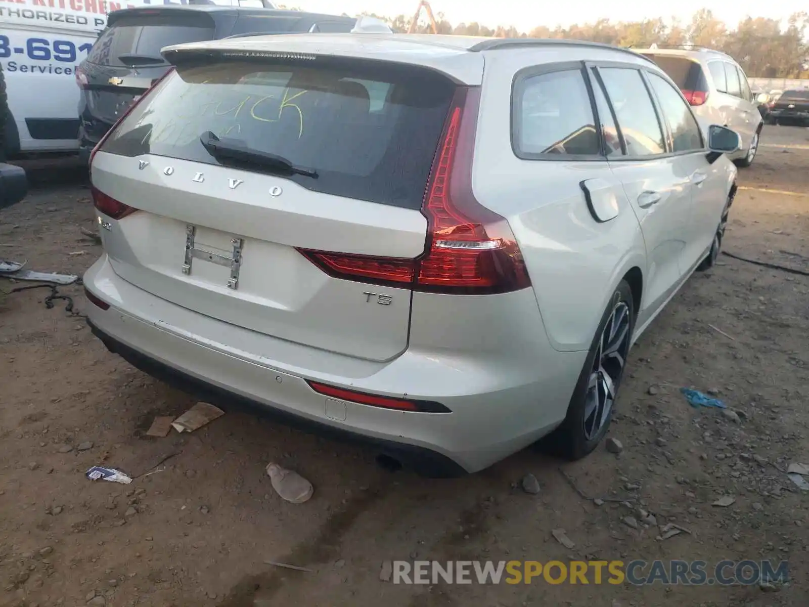 4 Photograph of a damaged car YV1102EK4L2376259 VOLVO V60 2020