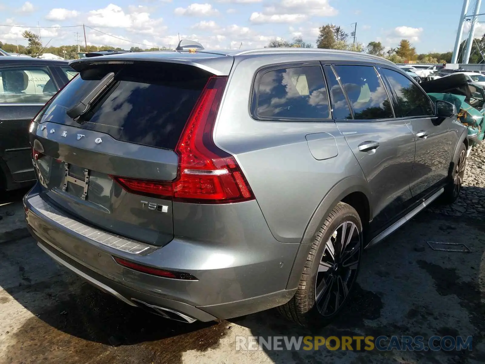 4 Photograph of a damaged car YV4102WK1L1041581 VOLVO V60 2020