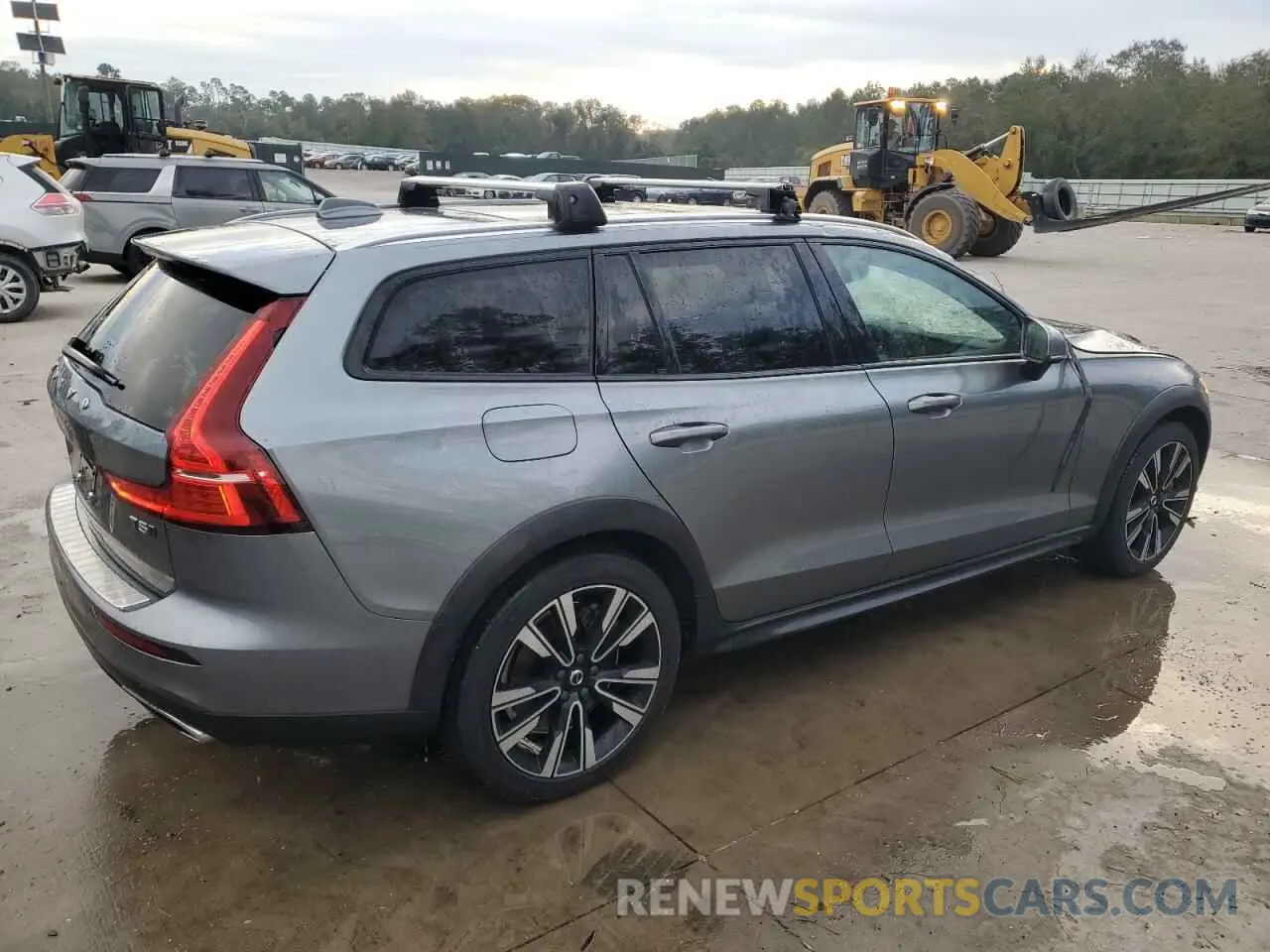 3 Photograph of a damaged car YV4102WK2L1032534 VOLVO V60 2020