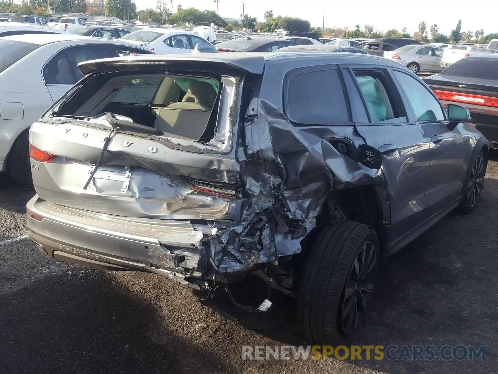 4 Photograph of a damaged car YV4102WK2L1042416 VOLVO V60 2020