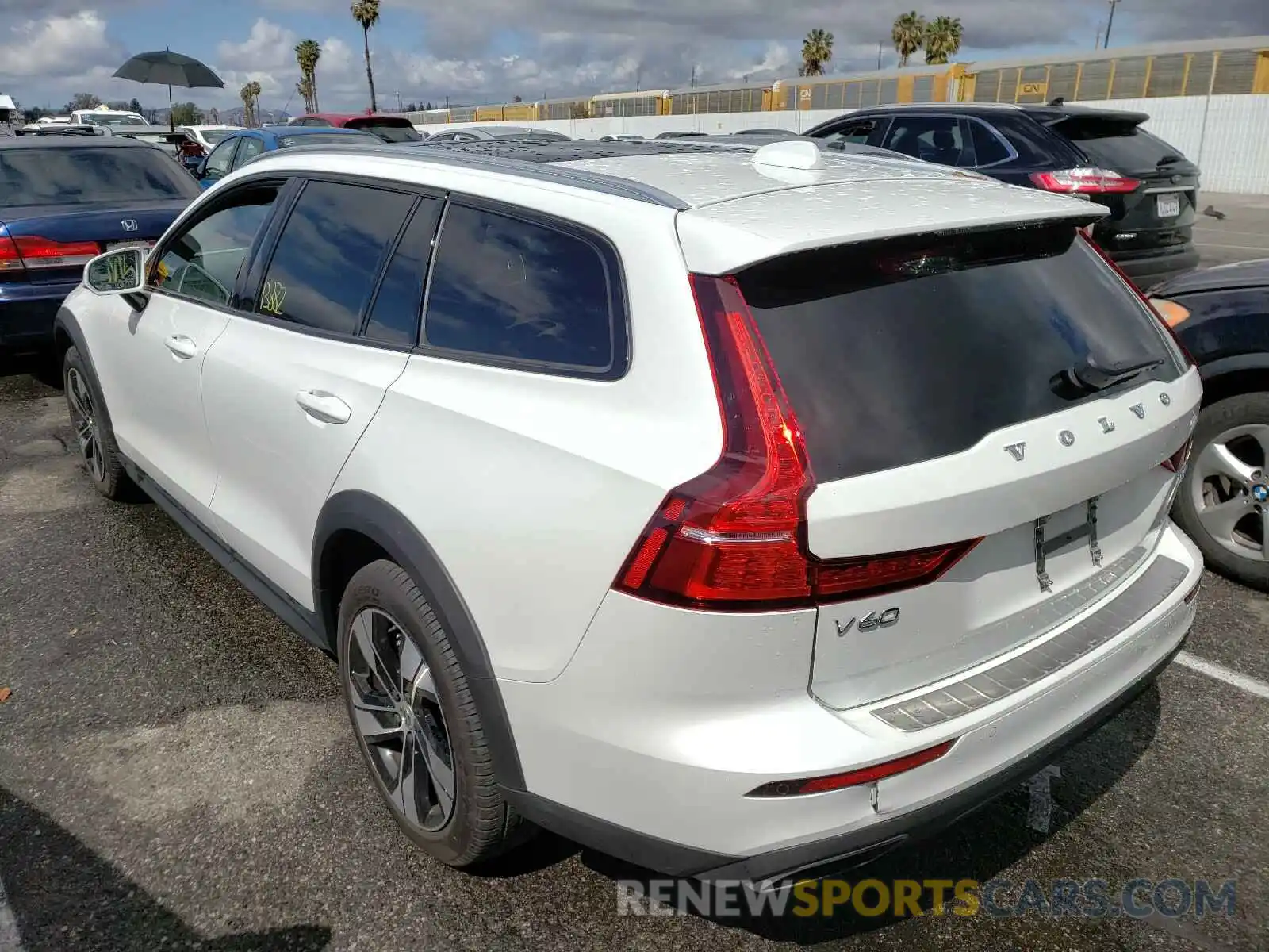 3 Photograph of a damaged car YV4102WK2L1043436 VOLVO V60 2020