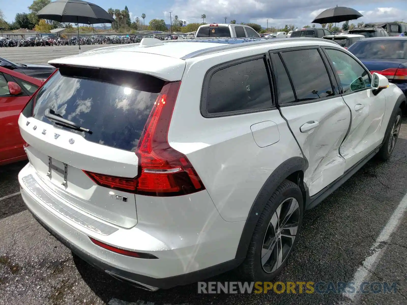 4 Photograph of a damaged car YV4102WK2L1043436 VOLVO V60 2020