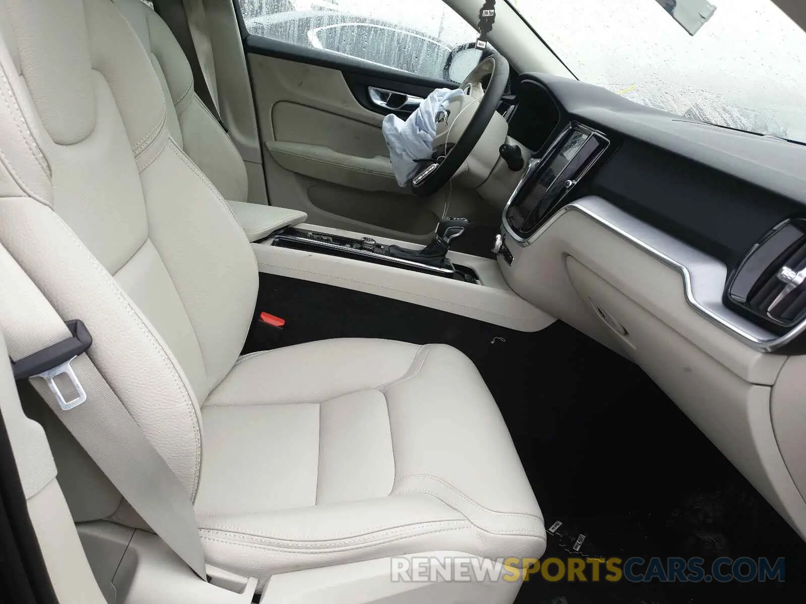 5 Photograph of a damaged car YV4102WK6L1046307 VOLVO V60 2020