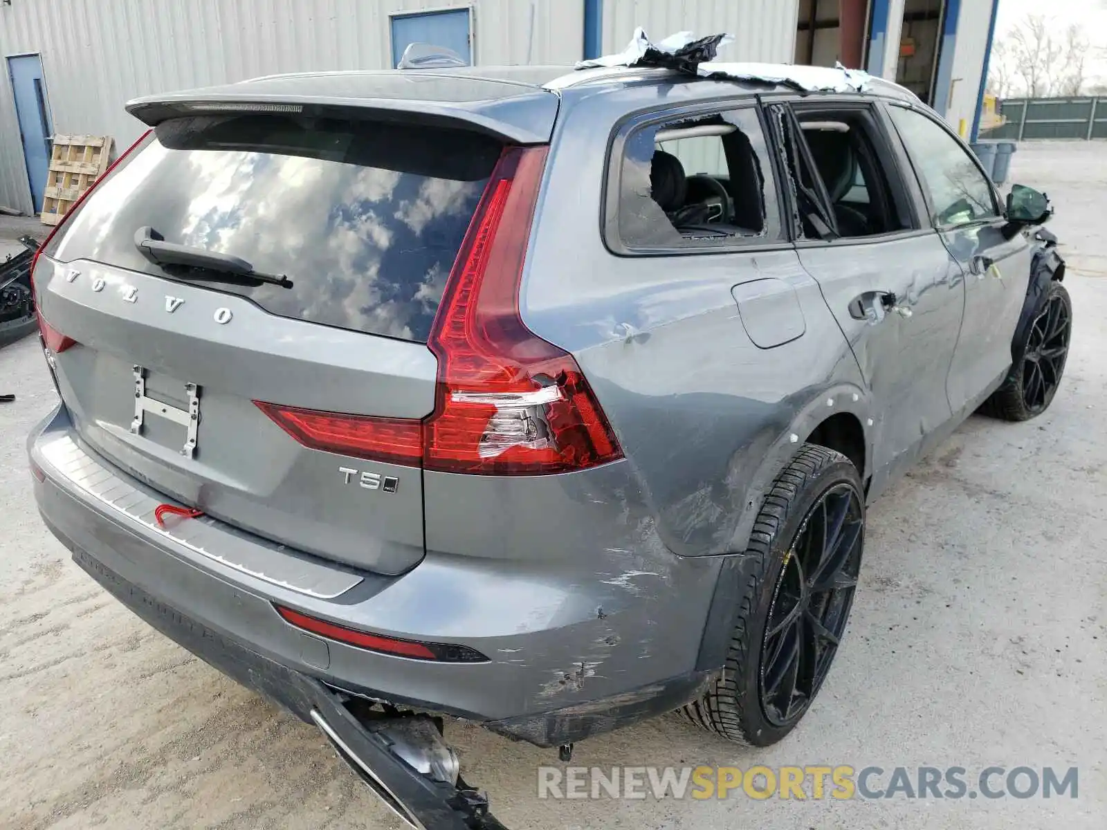 4 Photograph of a damaged car YV4102WK7L1037809 VOLVO V60 2020