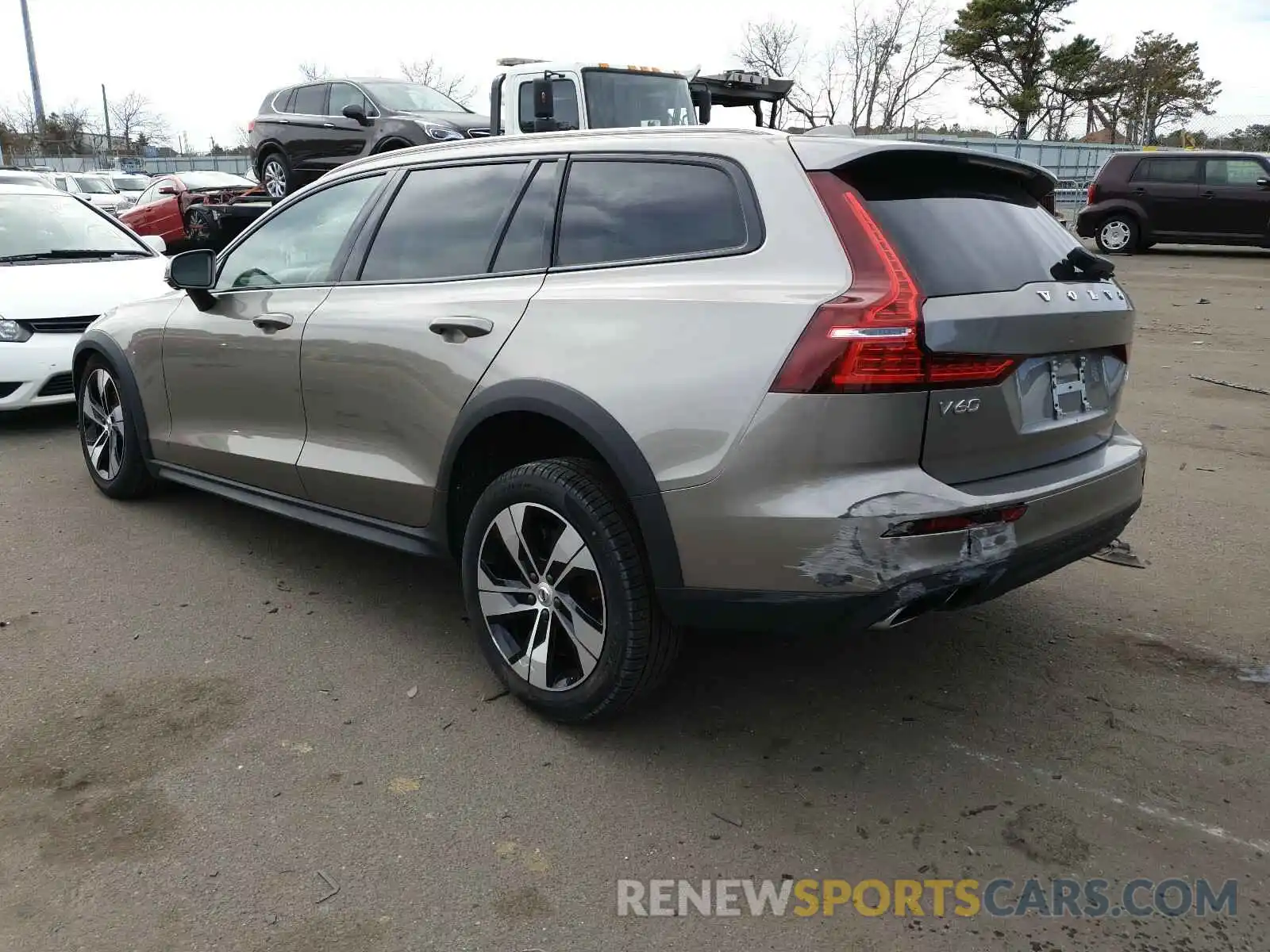 3 Photograph of a damaged car YV4102WK8L1046308 VOLVO V60 2020