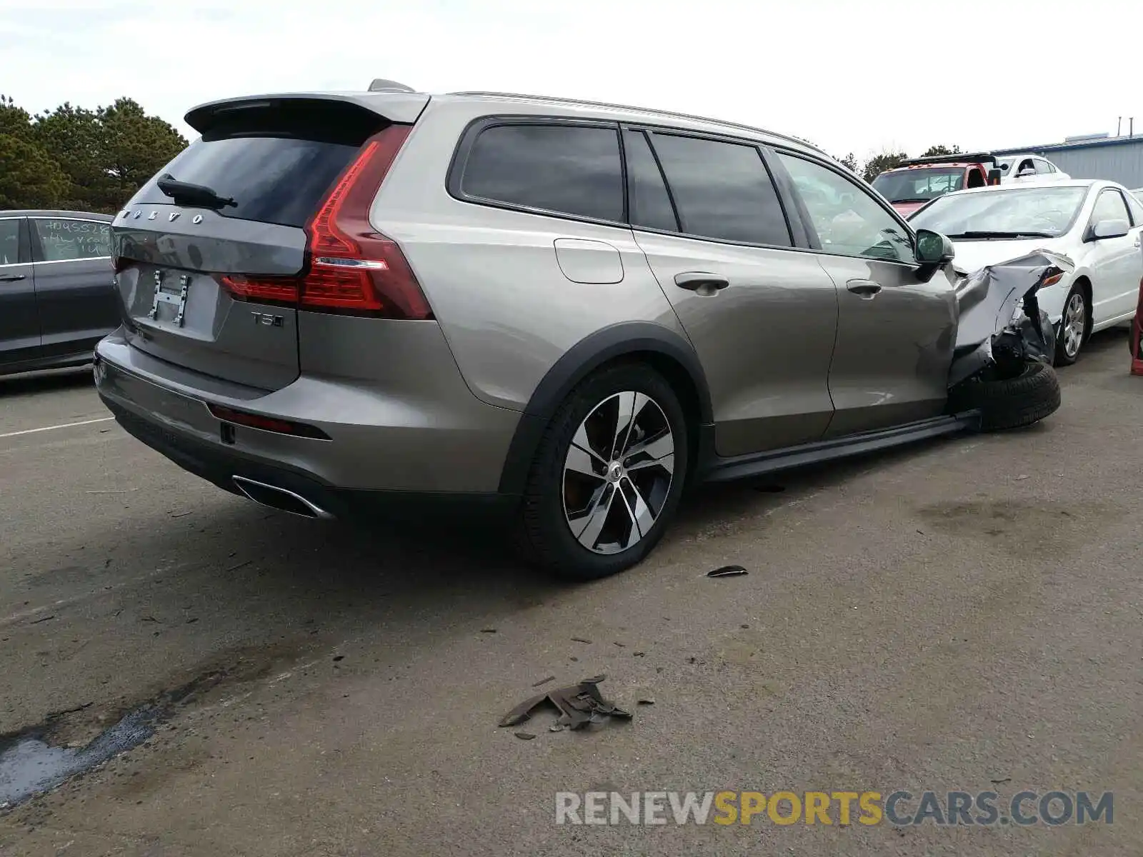 4 Photograph of a damaged car YV4102WK8L1046308 VOLVO V60 2020