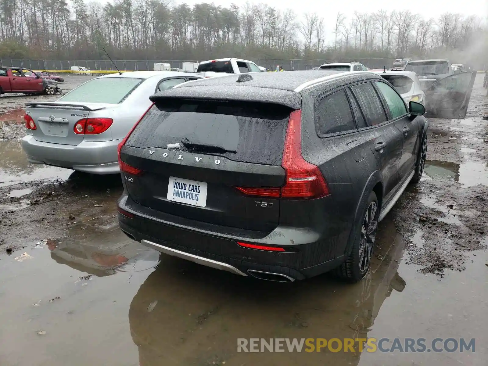 4 Photograph of a damaged car YV4102WK9L1047242 VOLVO V60 2020