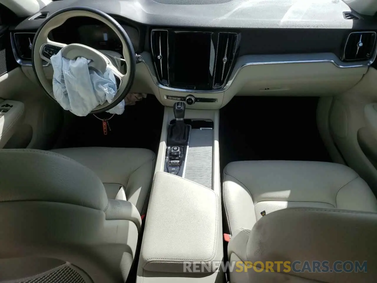 8 Photograph of a damaged car YV4102WK3M1065110 VOLVO V60 2021