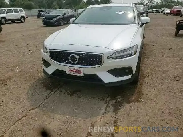 14 Photograph of a damaged car YV4102WK7M1068799 VOLVO V60 2021