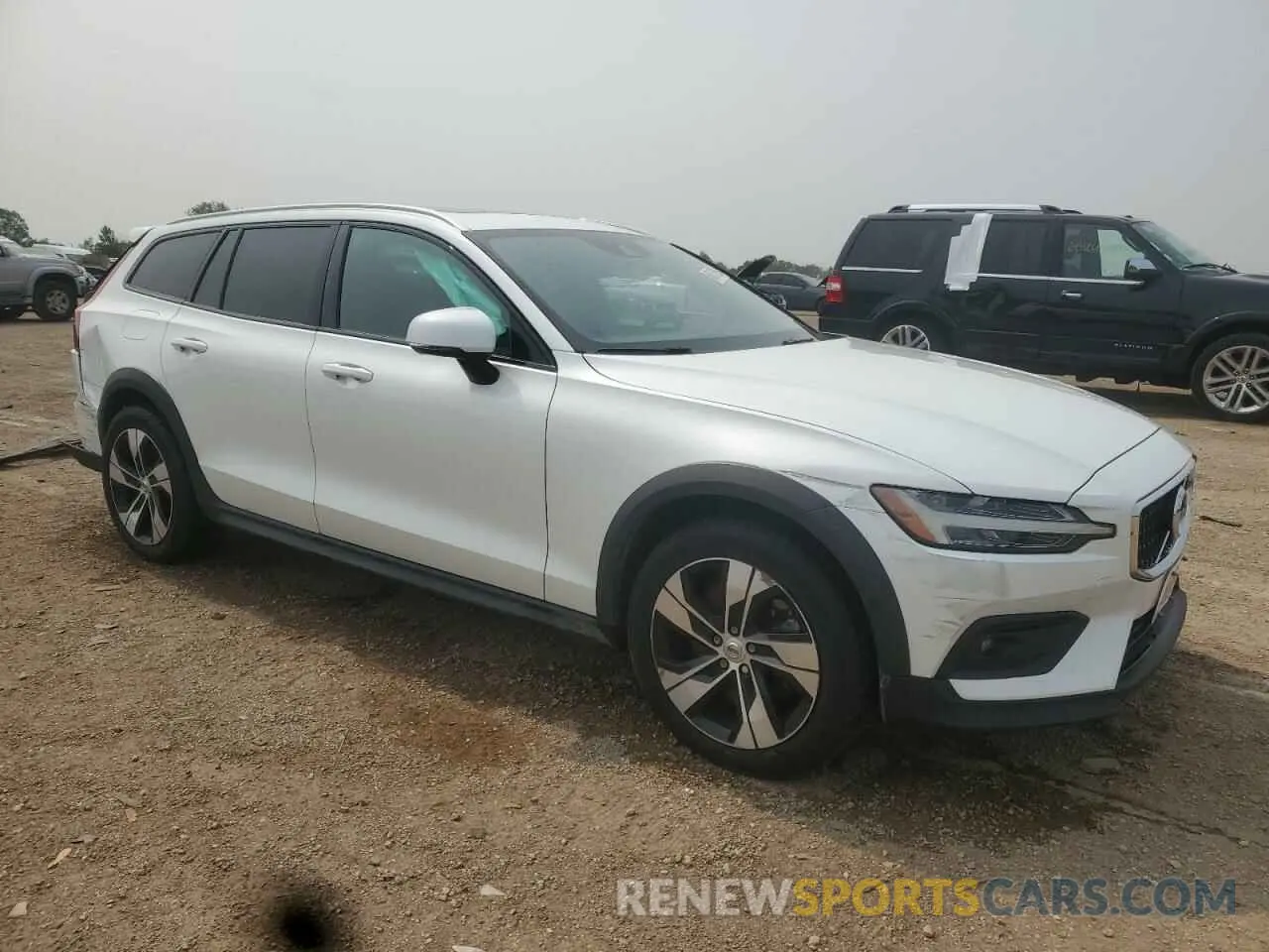 4 Photograph of a damaged car YV4102WK7M1068799 VOLVO V60 2021