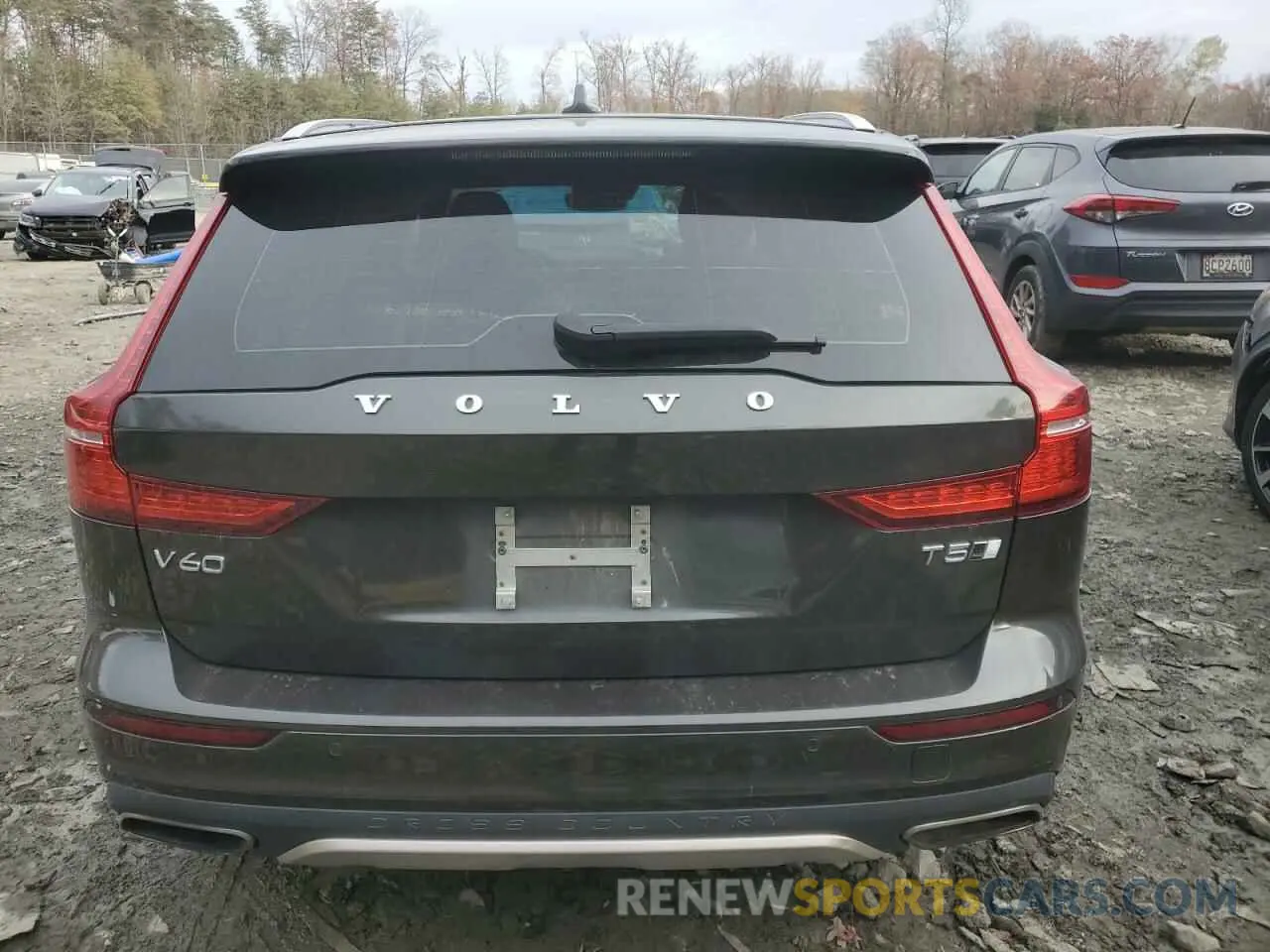 6 Photograph of a damaged car YV4102WK9M1067802 VOLVO V60 2021