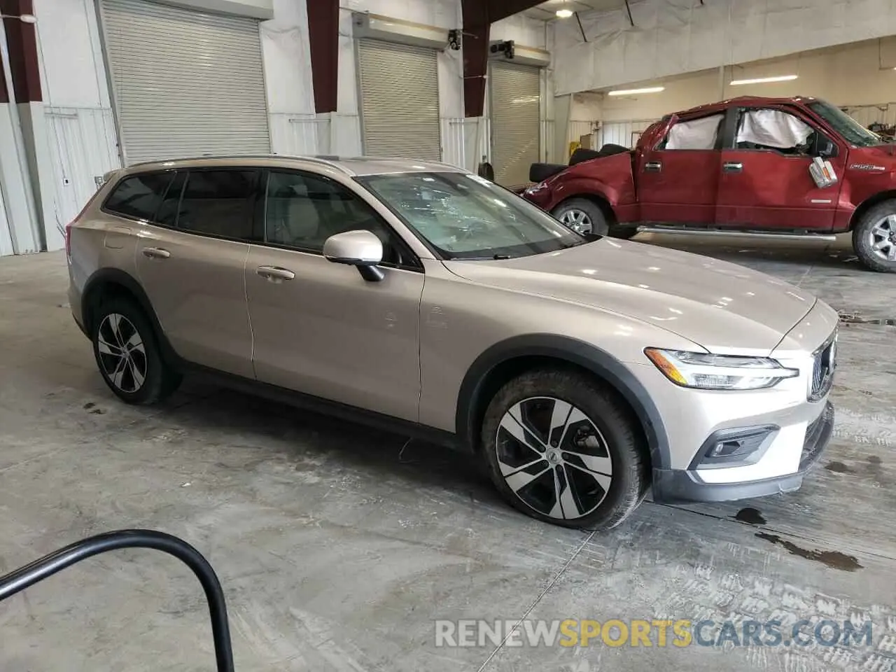 4 Photograph of a damaged car YV4L12WY5R2136187 VOLVO V60 2024