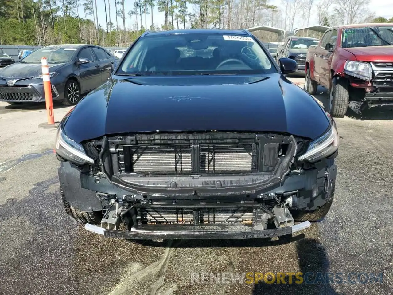 5 Photograph of a damaged car YV4L12WY6R2140474 VOLVO V60 2024