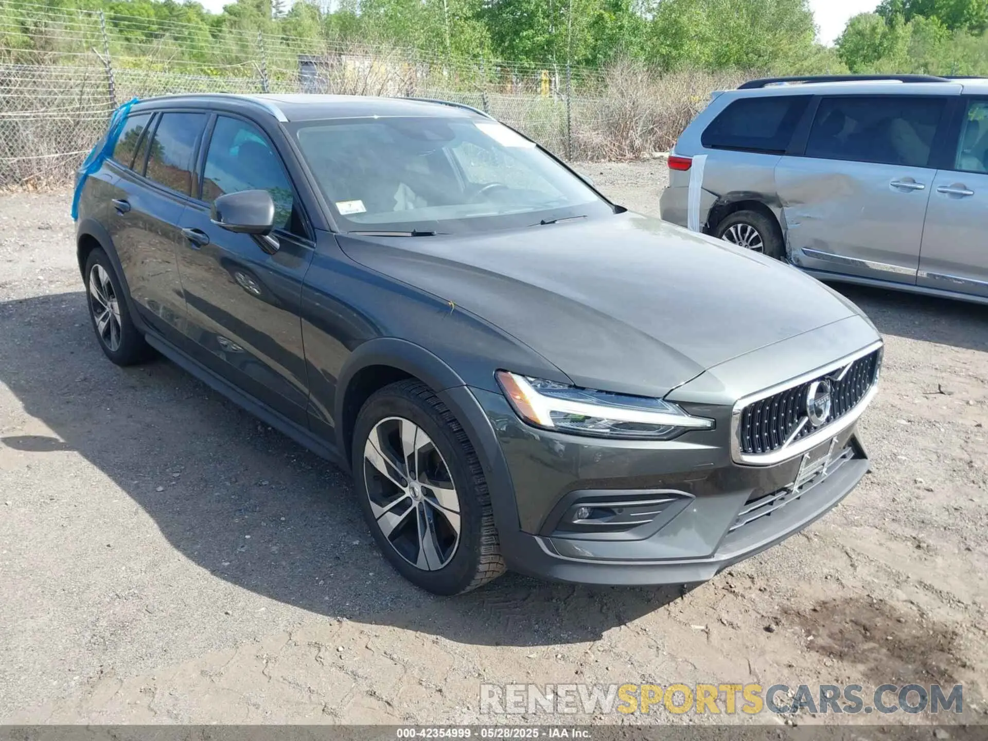 1 Photograph of a damaged car YV4102WK1M1071620 VOLVO V60 CROSS COUNTRY 2021