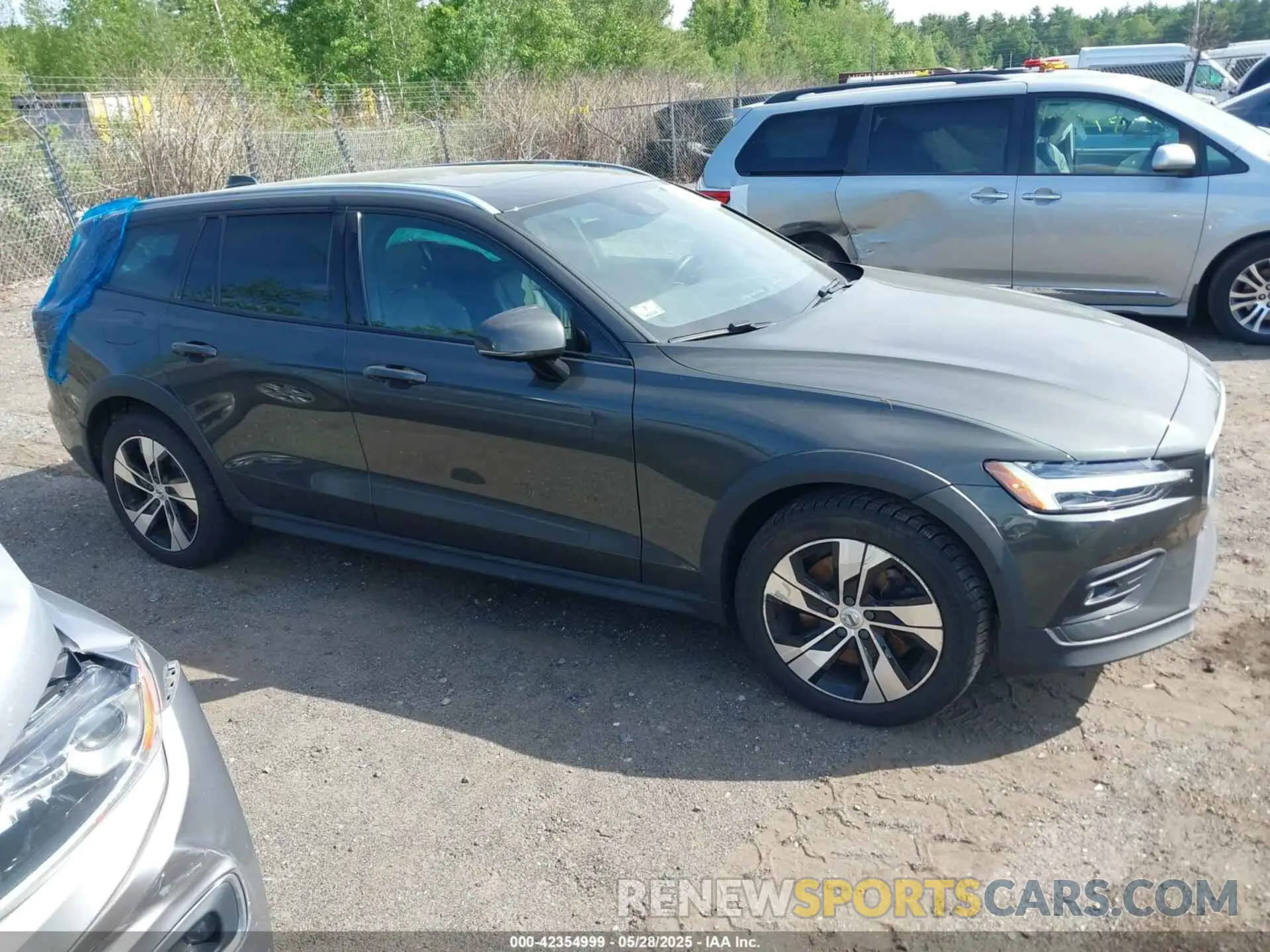 13 Photograph of a damaged car YV4102WK1M1071620 VOLVO V60 CROSS COUNTRY 2021