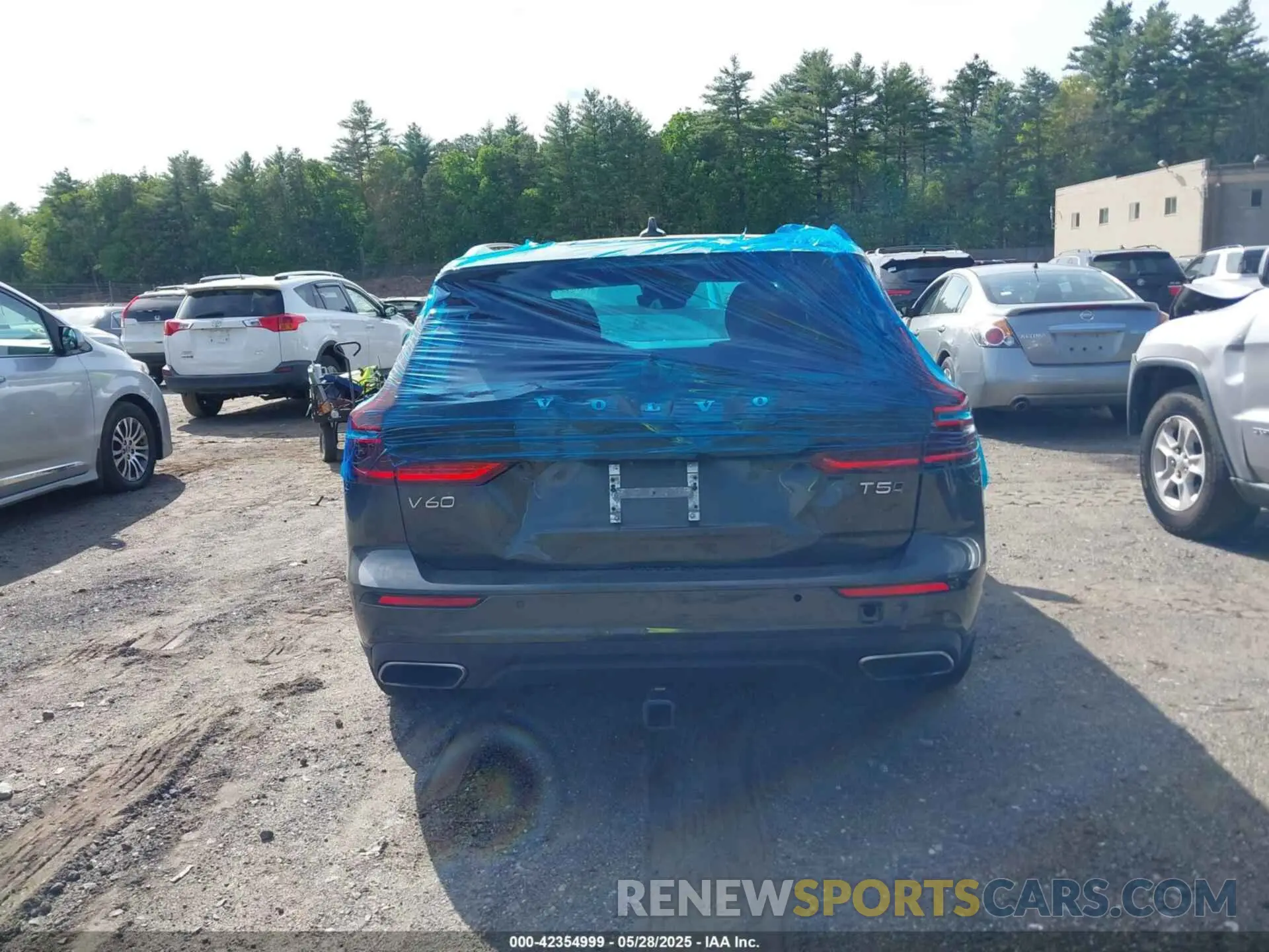 16 Photograph of a damaged car YV4102WK1M1071620 VOLVO V60 CROSS COUNTRY 2021