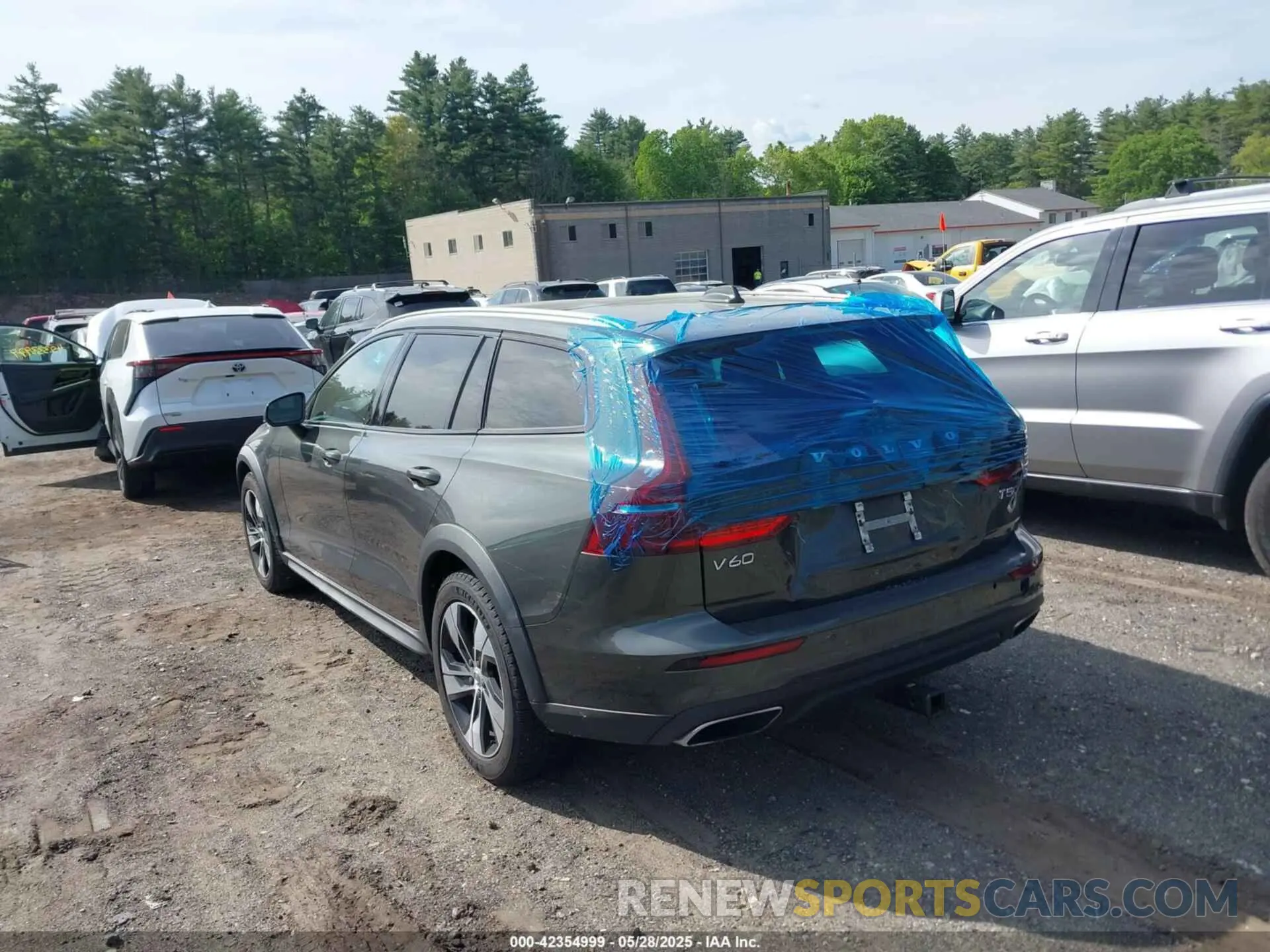 3 Photograph of a damaged car YV4102WK1M1071620 VOLVO V60 CROSS COUNTRY 2021
