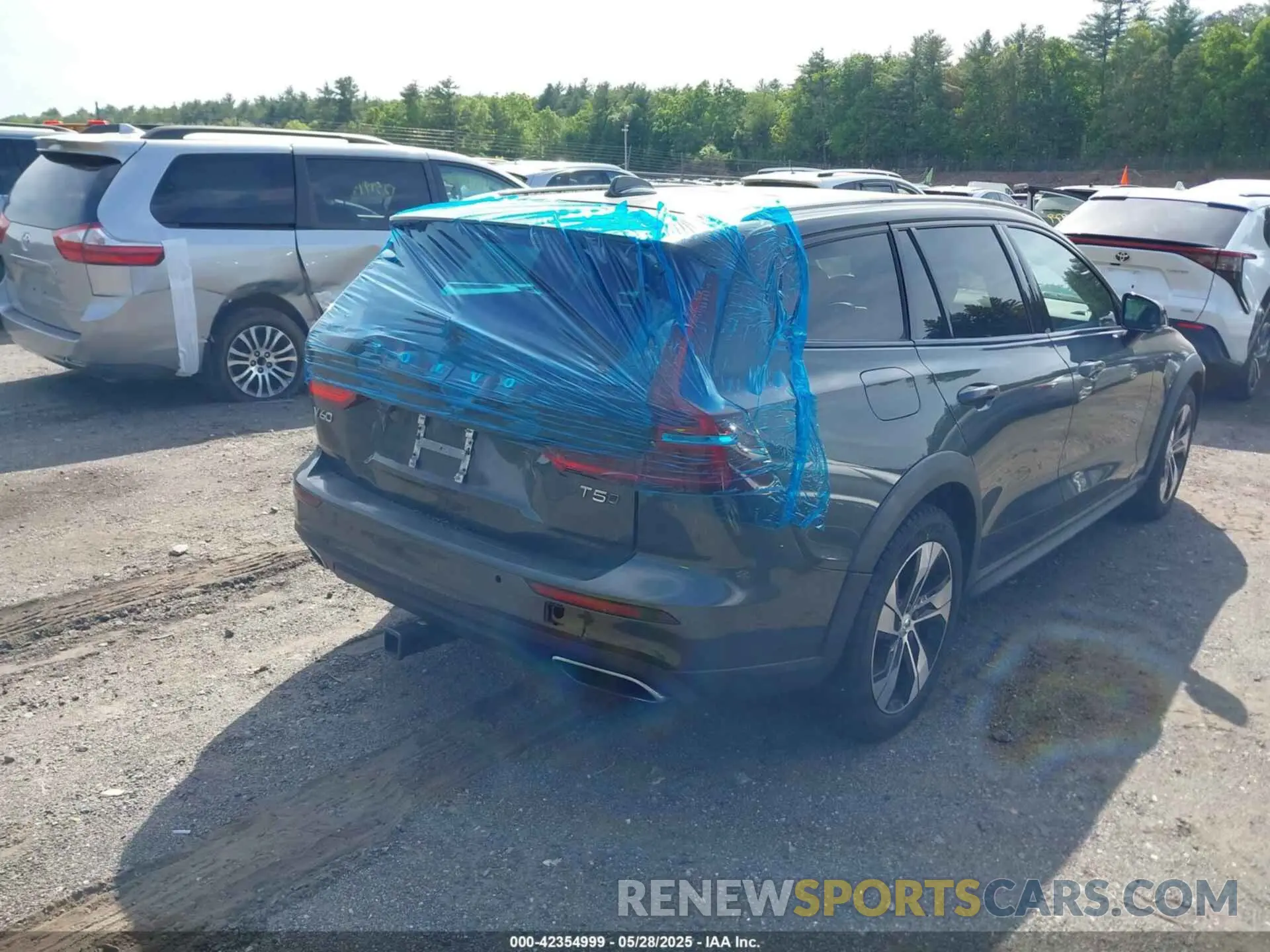 4 Photograph of a damaged car YV4102WK1M1071620 VOLVO V60 CROSS COUNTRY 2021