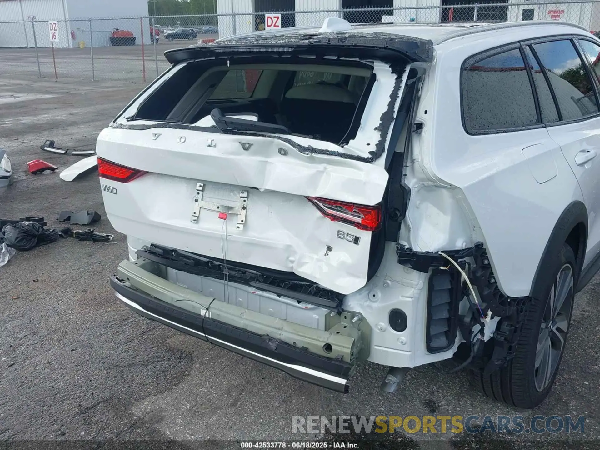 18 Photograph of a damaged car YV4L12WK0S2146501 VOLVO V60 CROSS COUNTRY 2025
