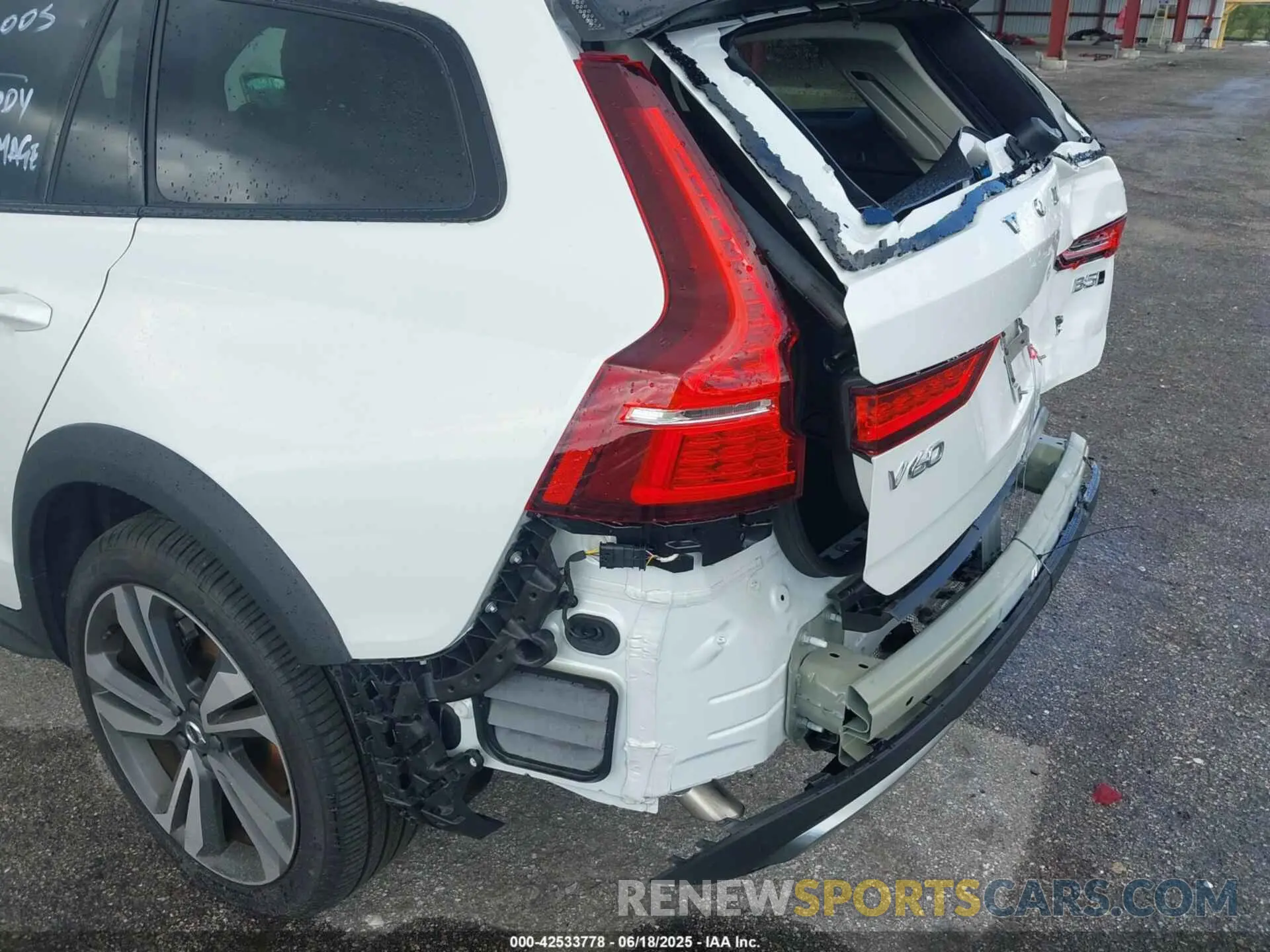 19 Photograph of a damaged car YV4L12WK0S2146501 VOLVO V60 CROSS COUNTRY 2025