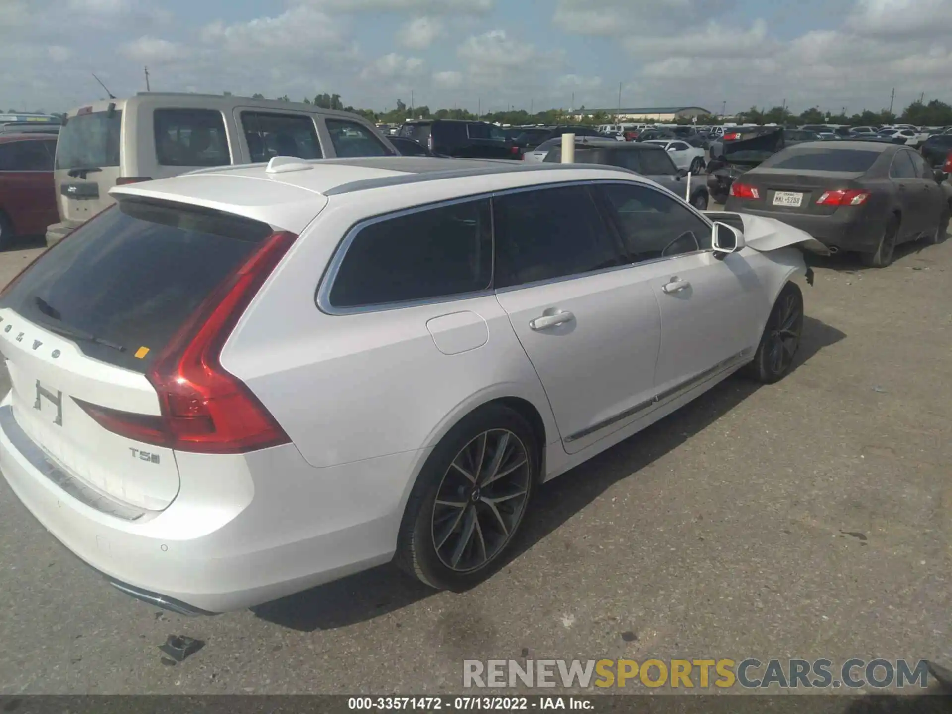 4 Photograph of a damaged car YV1102GL3K1084497 VOLVO V90 2019