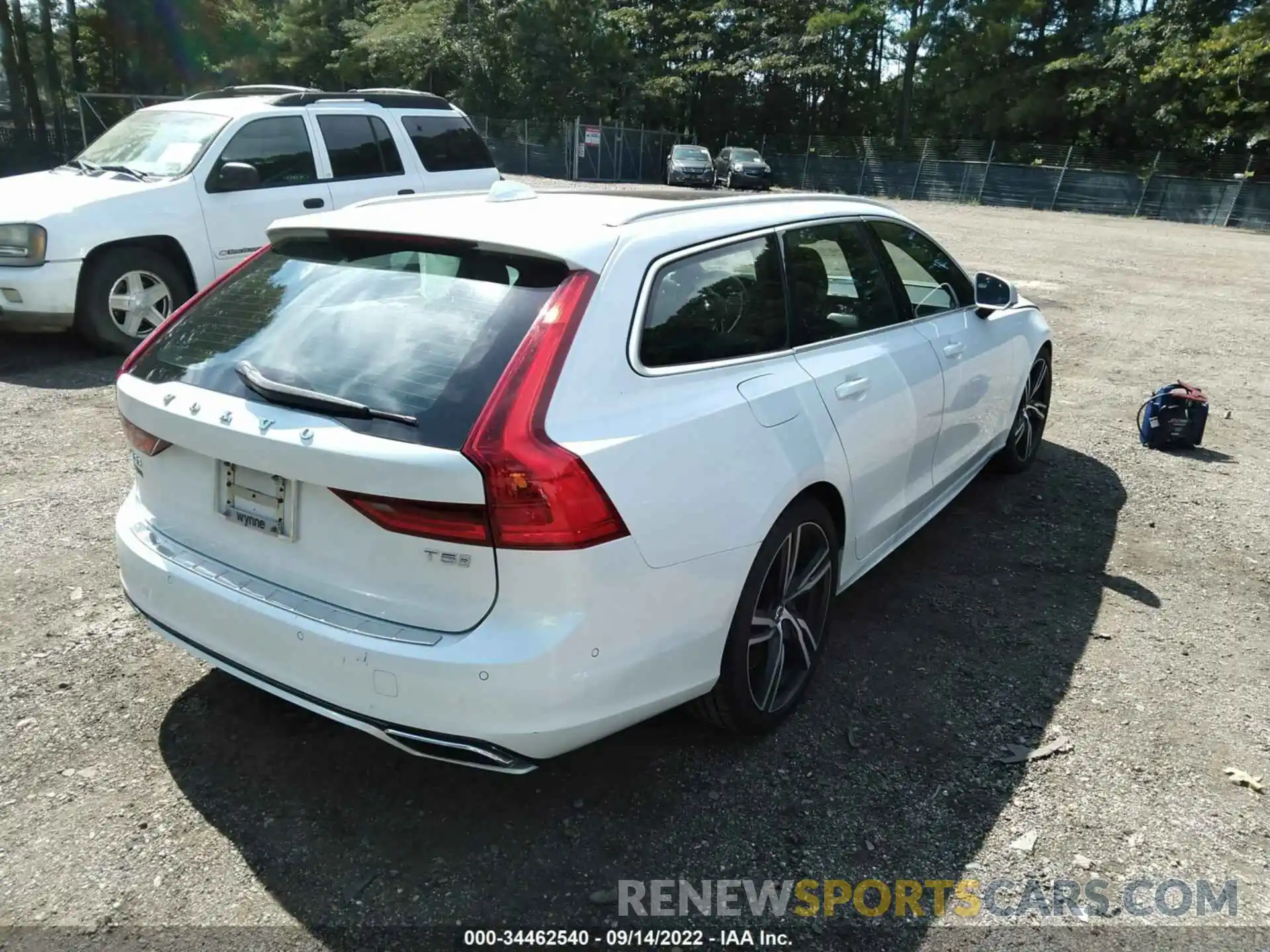 4 Photograph of a damaged car YV1102GM8K1086805 VOLVO V90 2019