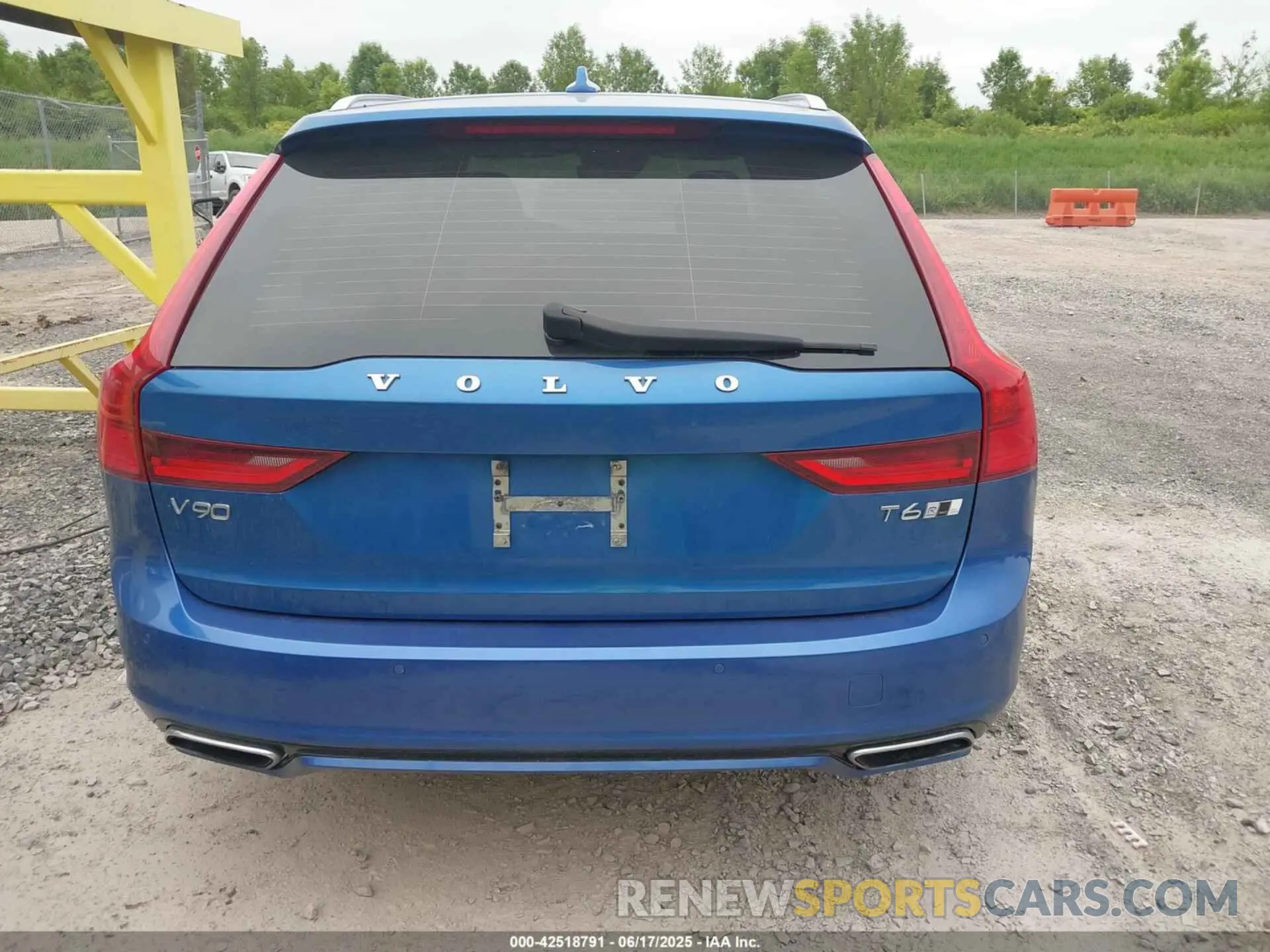 17 Photograph of a damaged car YV1A22VM2K1084934 VOLVO V90 2019