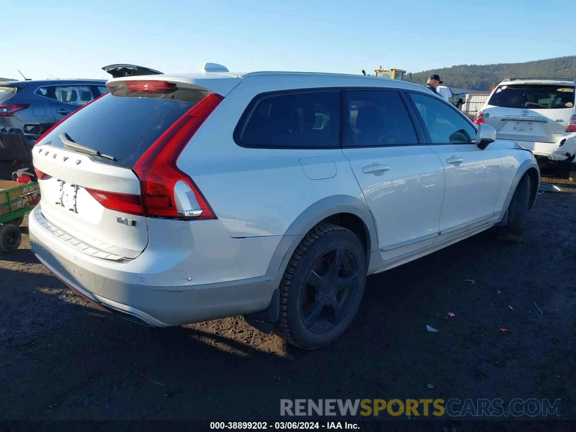 4 Photograph of a damaged car YV4A22NT1J1036270 VOLVO V90 CROSS COUNTRY 2018