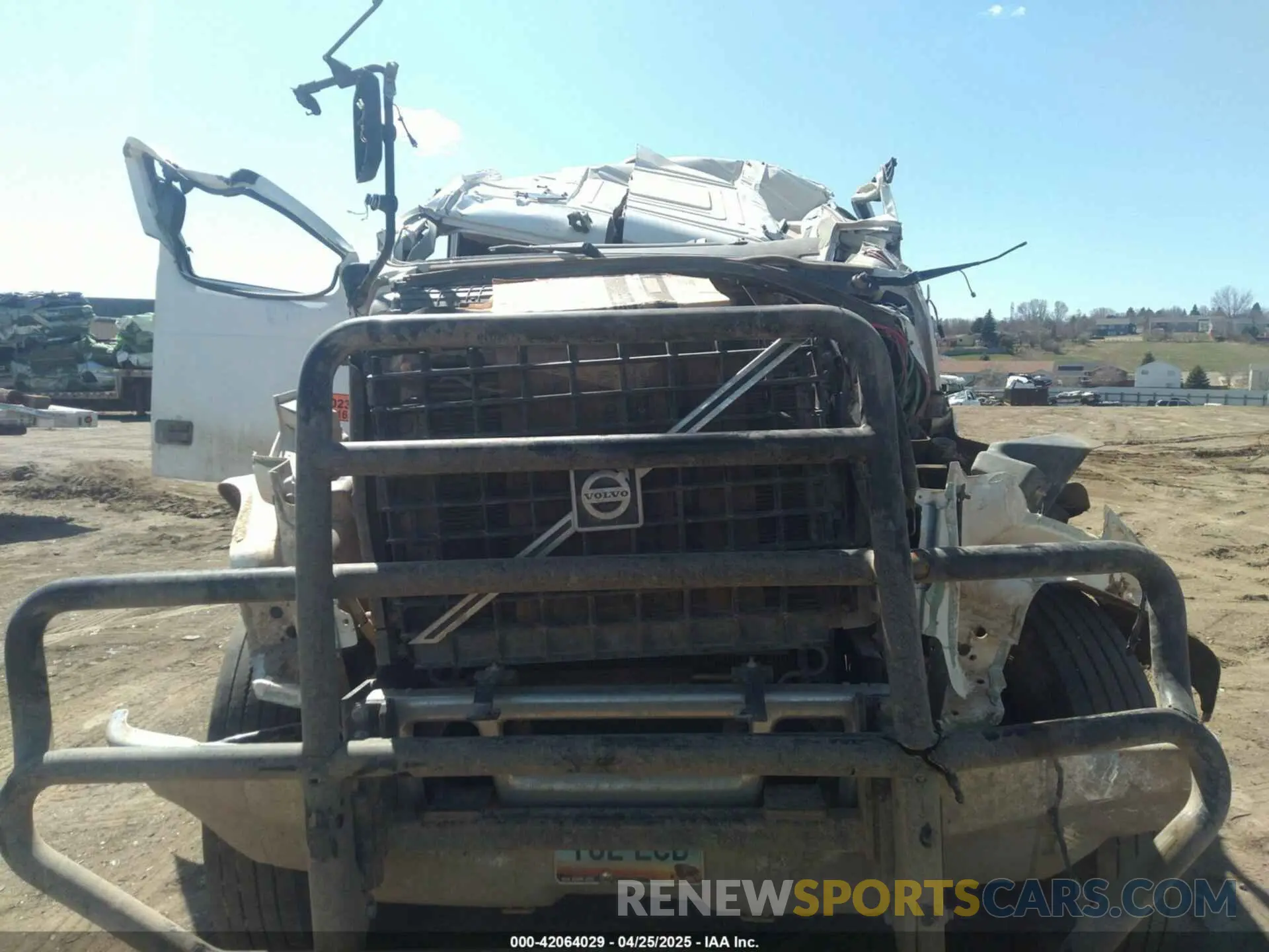 18 Photograph of a damaged car 4V4KG9EJ1KN227119 VOLVO VHD 2019