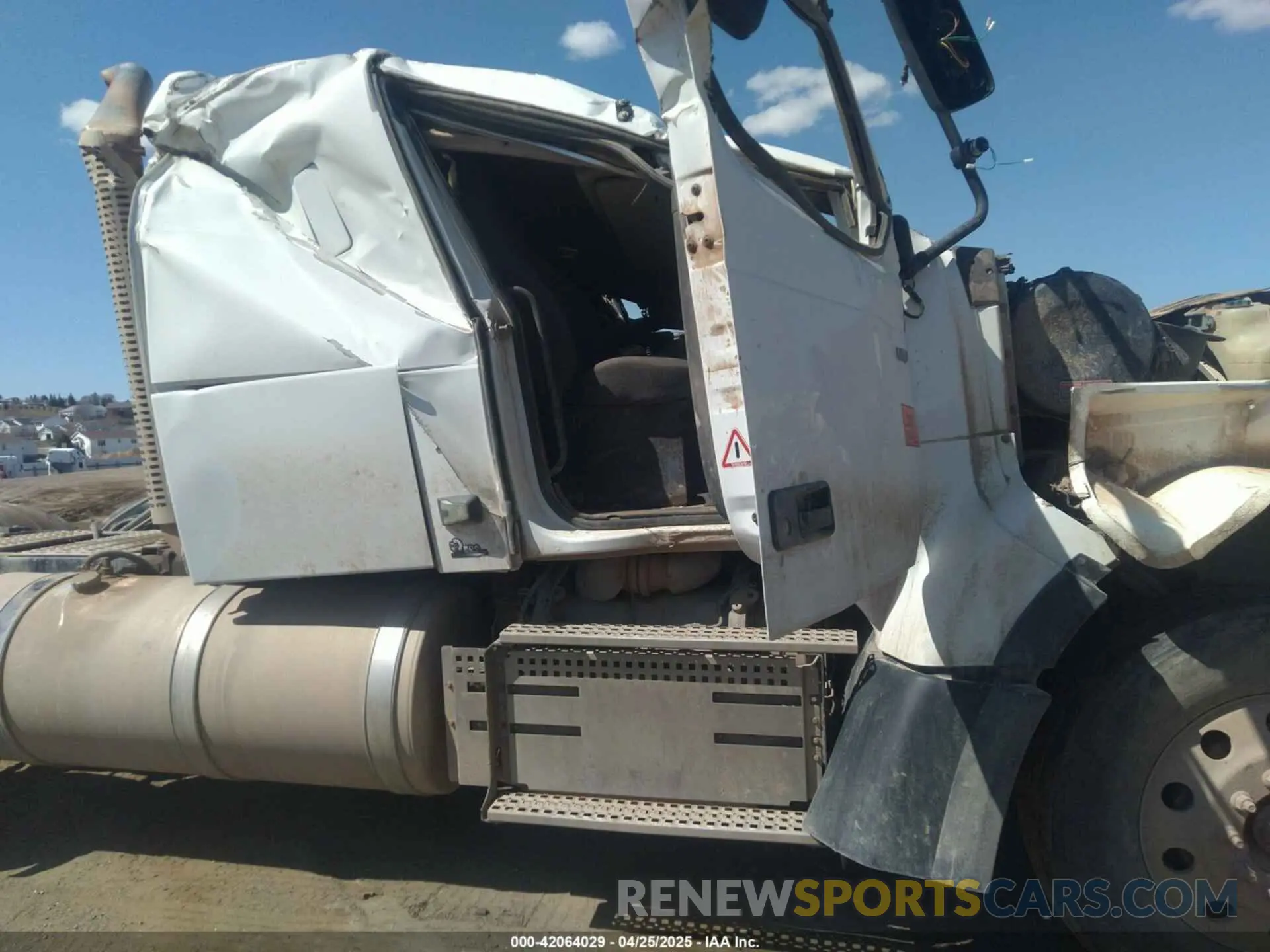 19 Photograph of a damaged car 4V4KG9EJ1KN227119 VOLVO VHD 2019