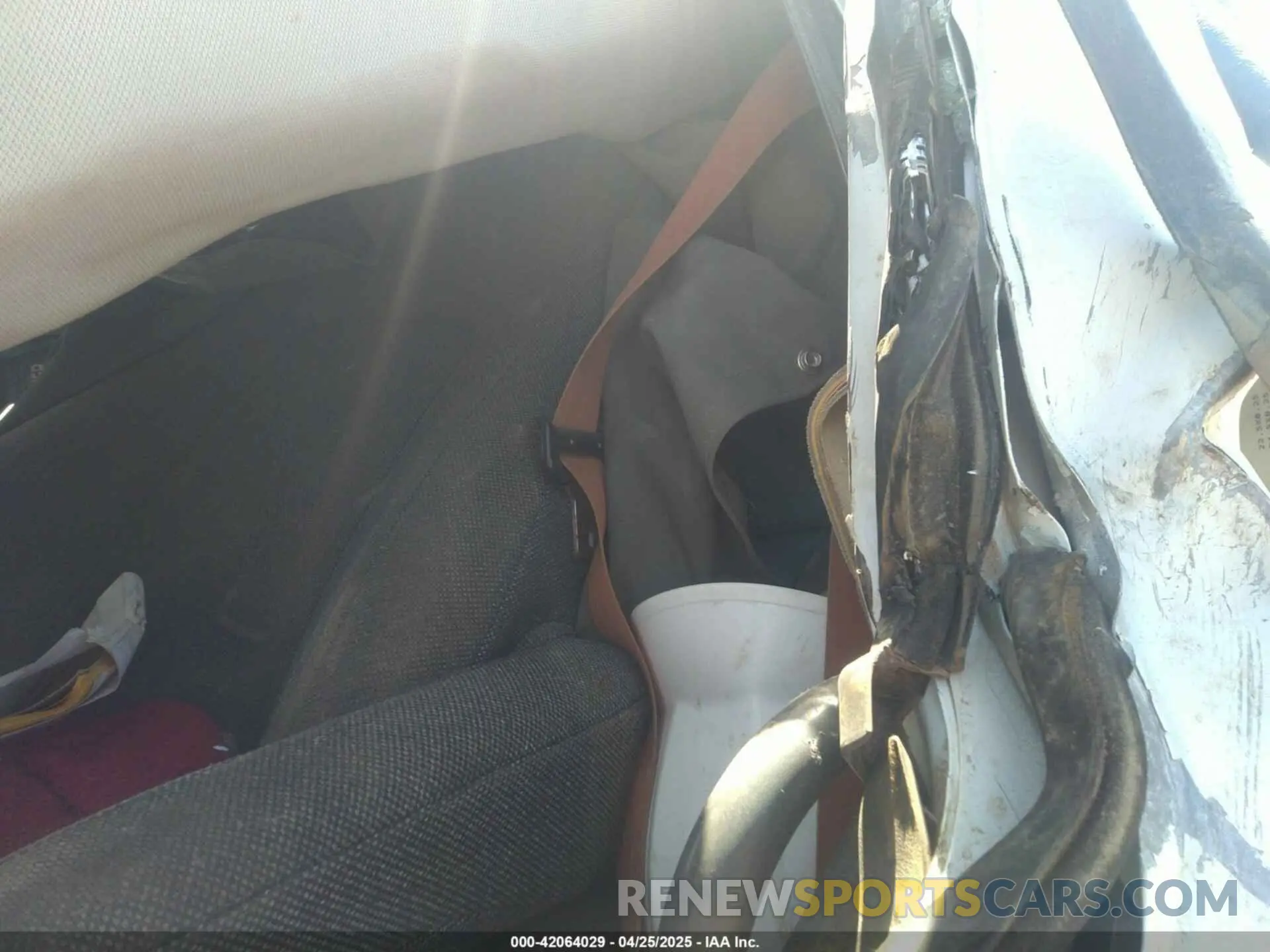7 Photograph of a damaged car 4V4KG9EJ1KN227119 VOLVO VHD 2019