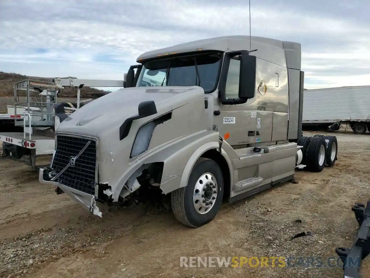 2 Photograph of a damaged car 4V4NC9EH8EN174753 VOLVO VN 2014