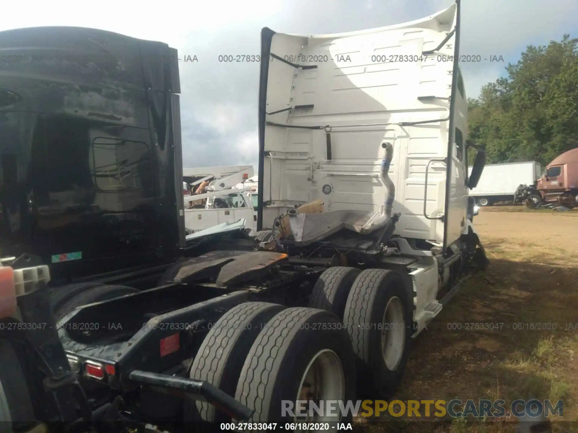 4 Photograph of a damaged car 4V4NC9EHXKN240165 VOLVO VN 2019