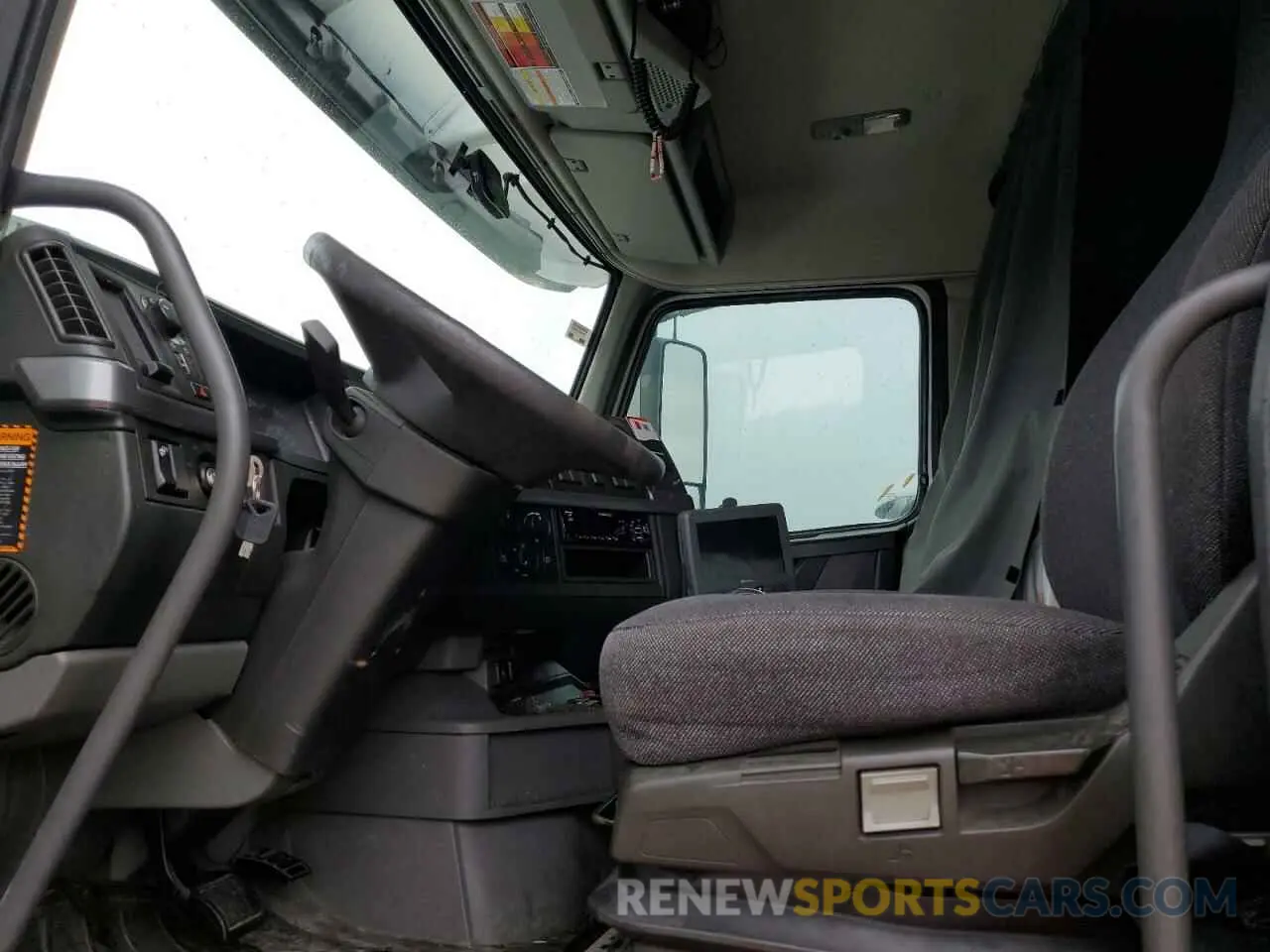 5 Photograph of a damaged car 4V4NC9EJ8KN900755 VOLVO VN 2019