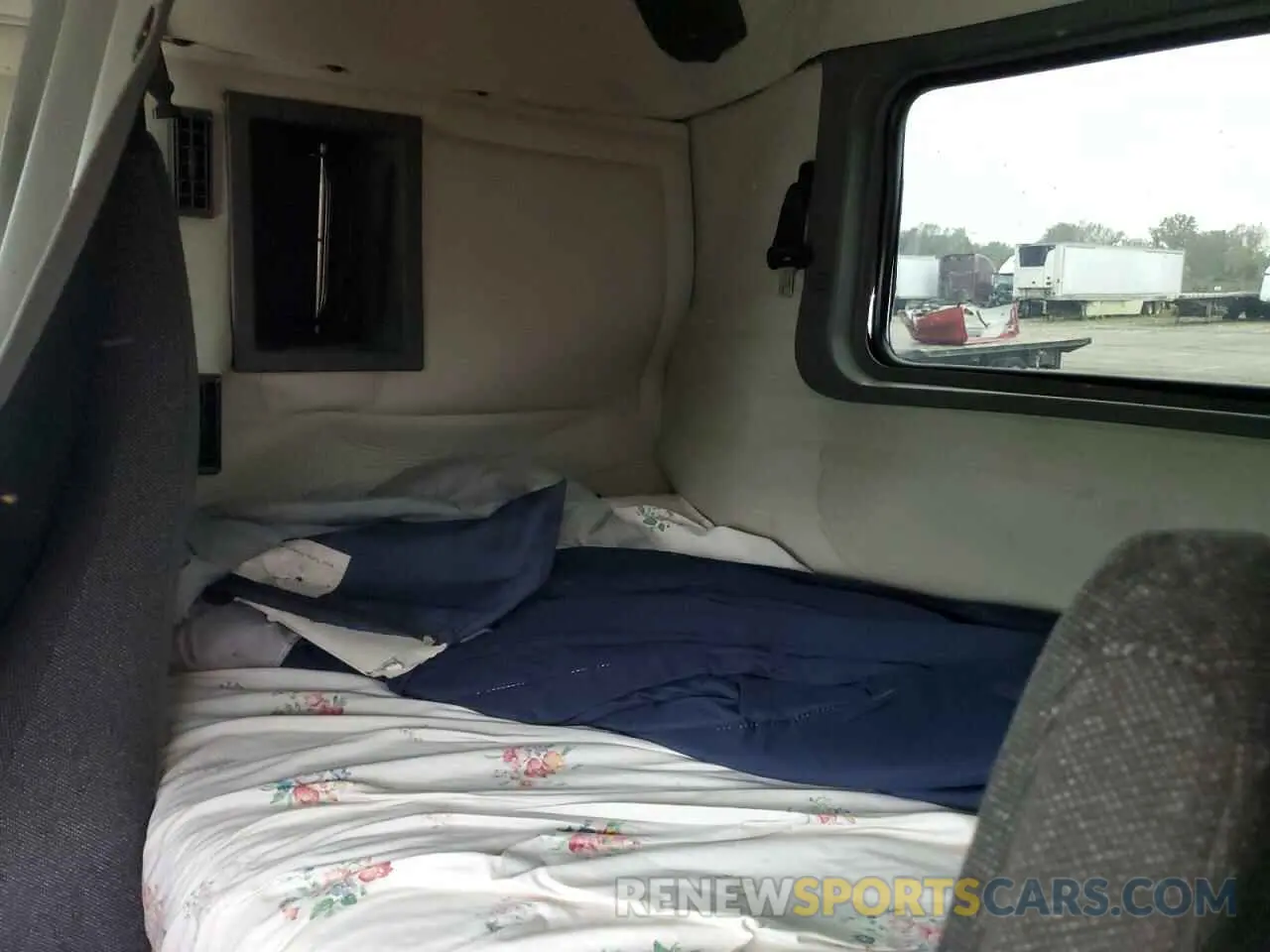 6 Photograph of a damaged car 4V4NC9EJ8KN900755 VOLVO VN 2019